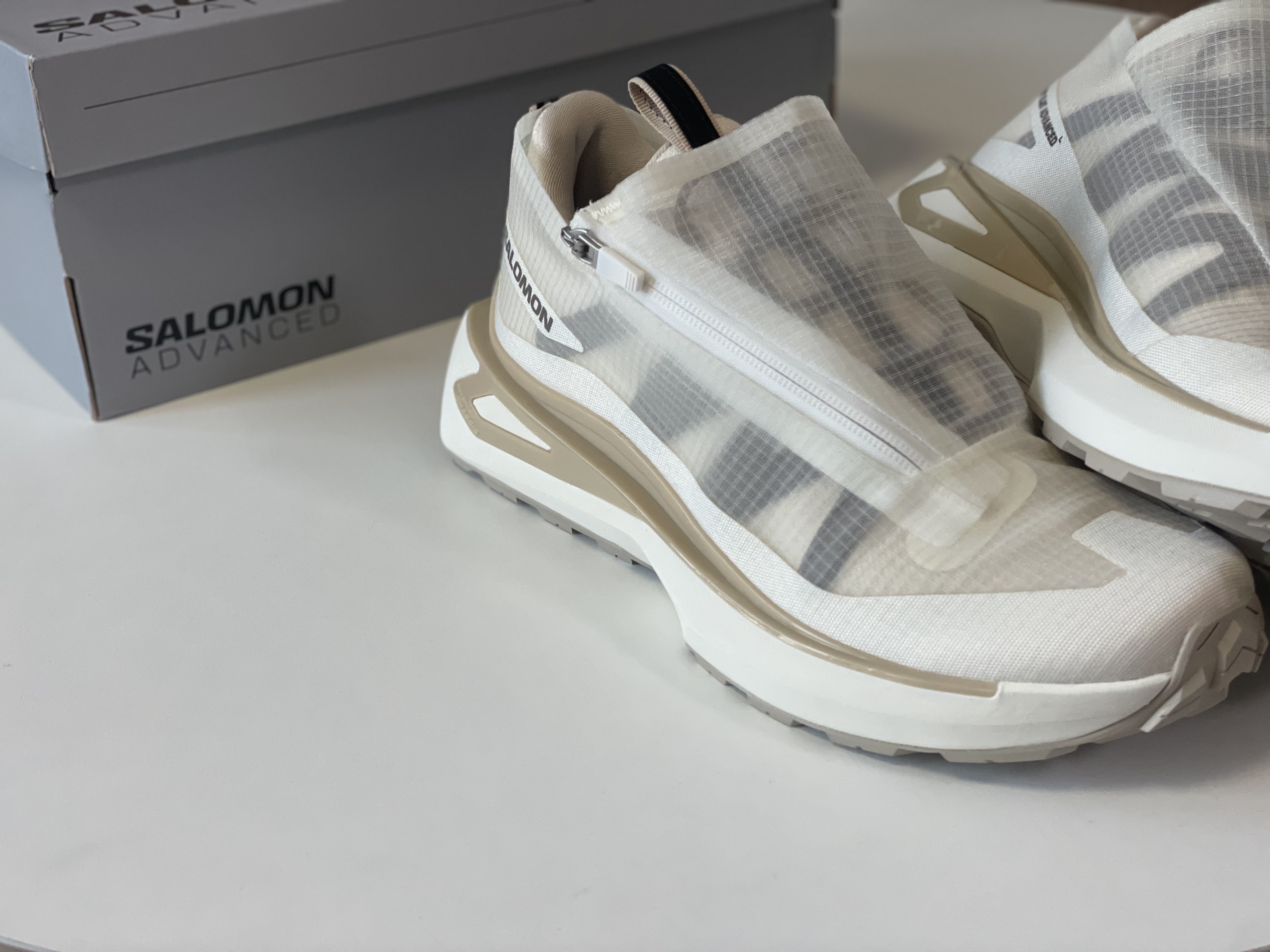 Salomon Odyssey ELMT Advanced Clear Vanilla Ice Bleached Sand, Salomon Odyssey ELMT Advanced Black Pewter 착용 스타일 - 4