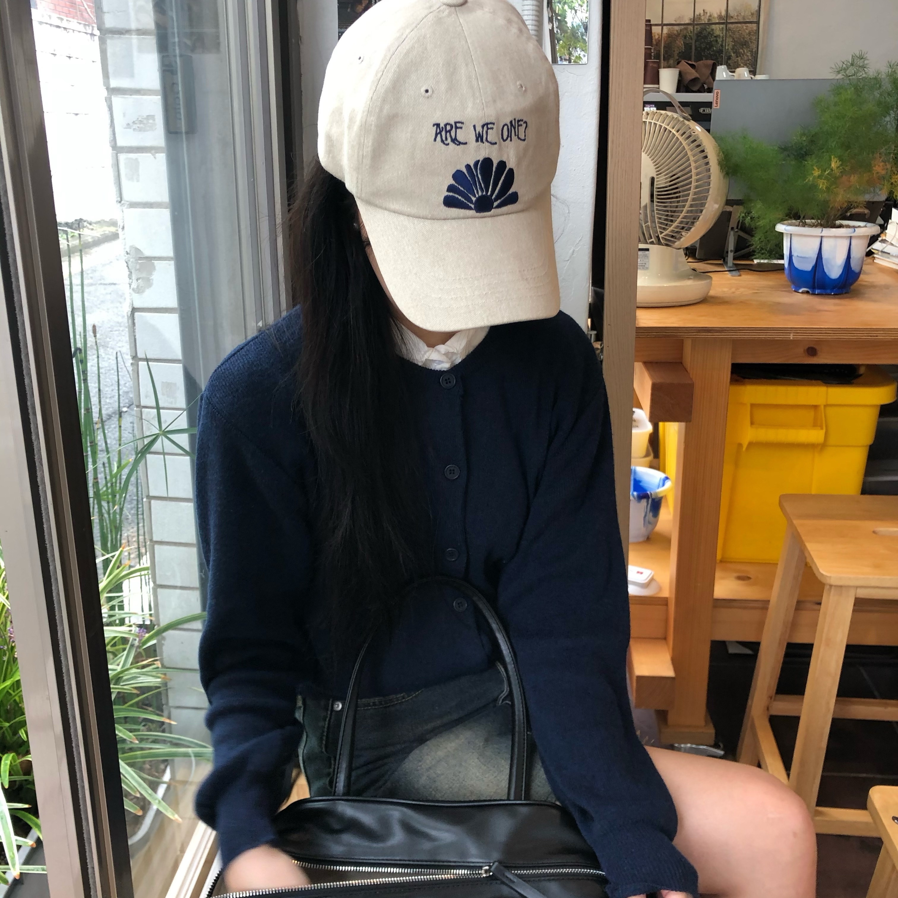 DVAN Daisy Rise Emb Ball Cap Beige 착용 스타일 - 1