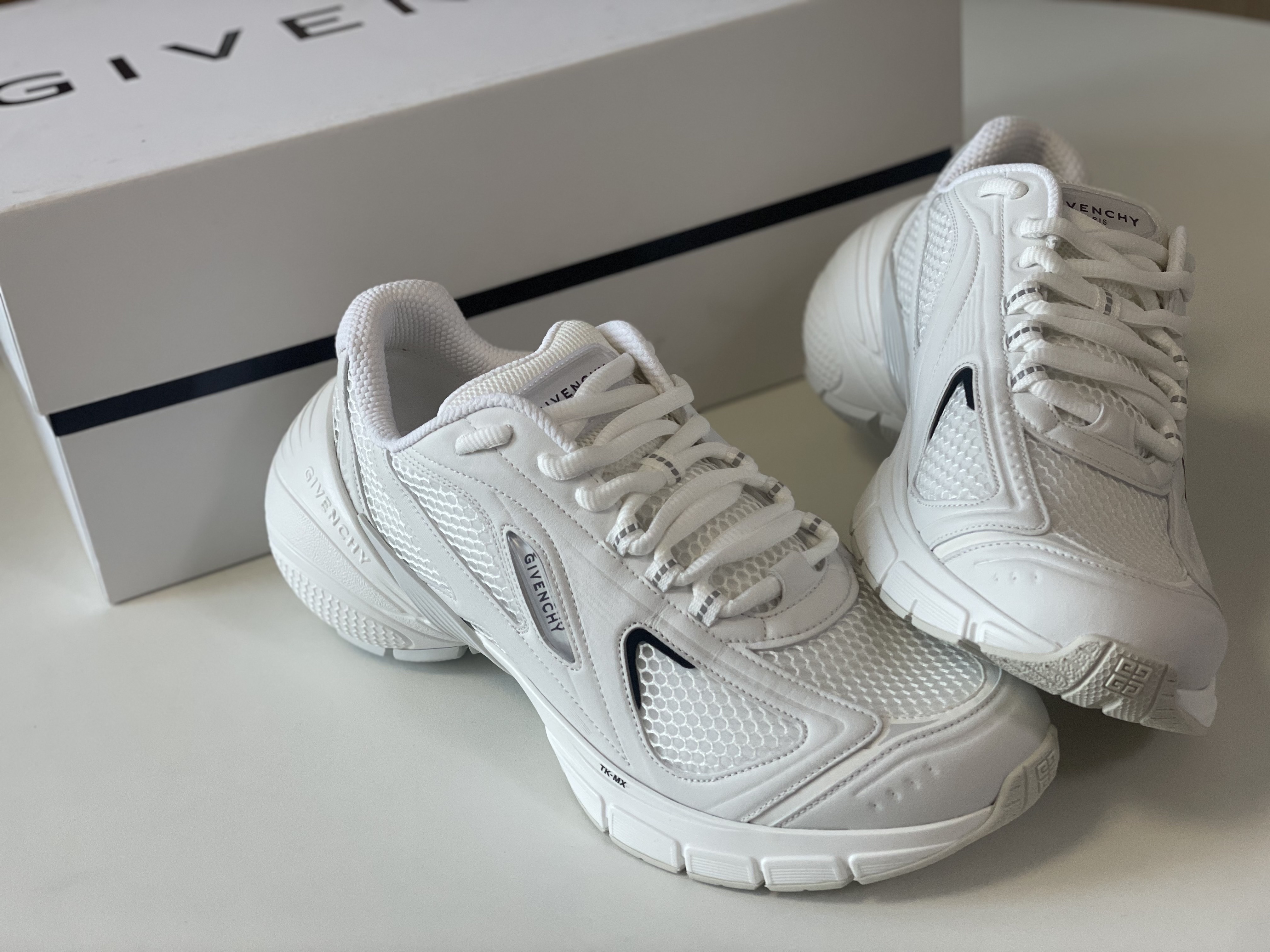 Givenchy TK-MX Runner Sneakers in Mesh Ivory, Givenchy TK-MX Runner Sneakers in Mesh Black 착용 스타일 - 3