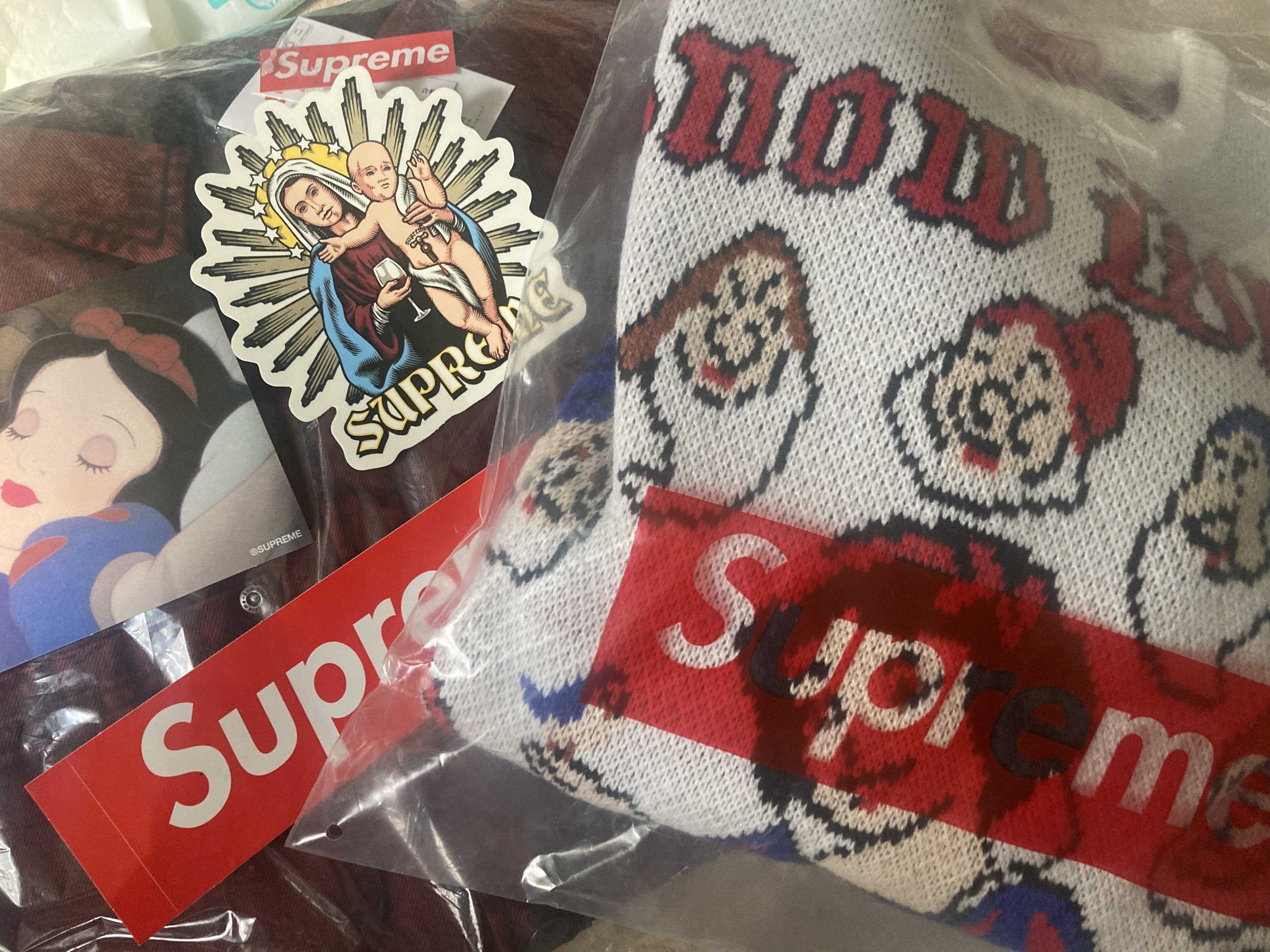 Supreme Snow White Sweater White - 24FW 착용 스타일