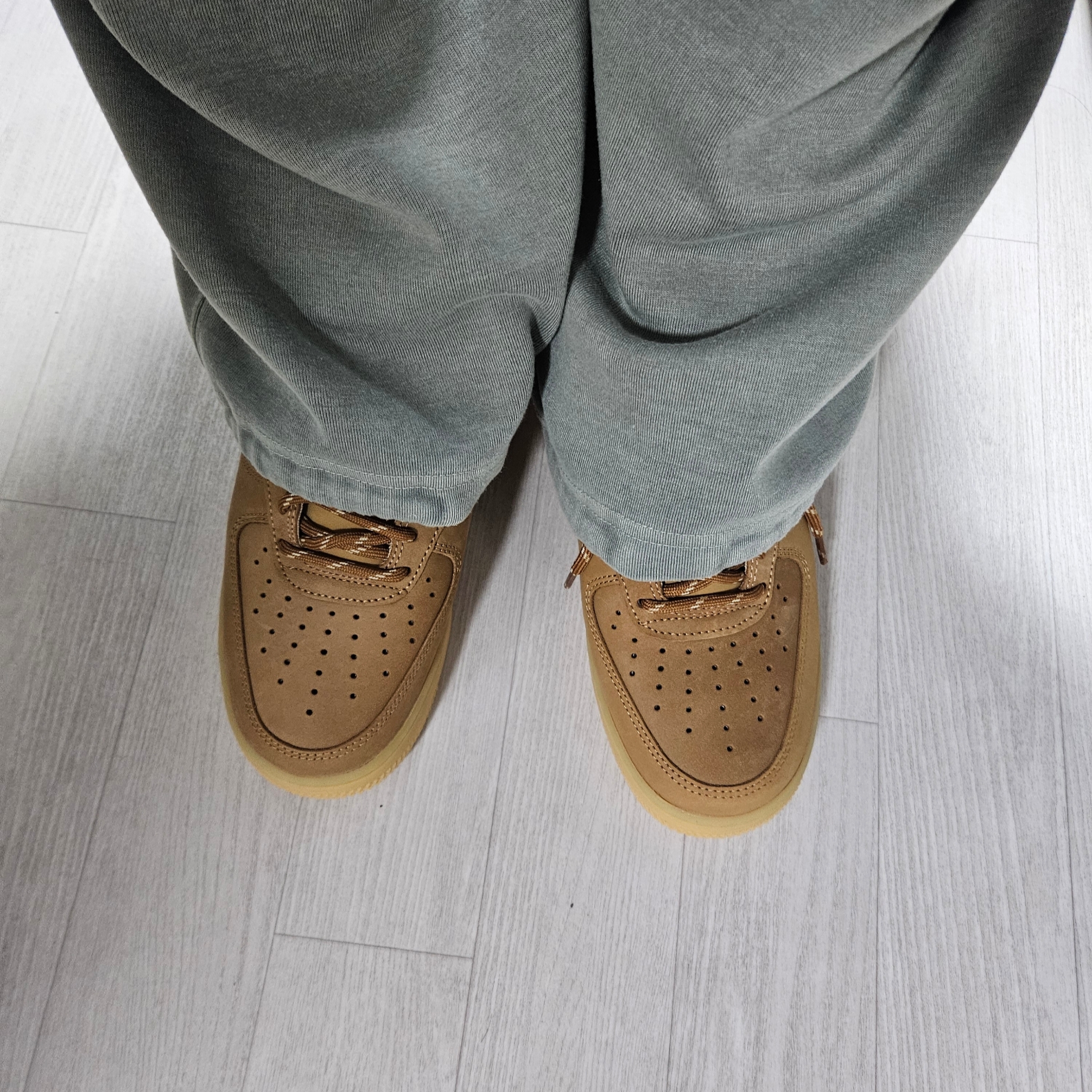 Nike Air Force 1 '07 WB Flax 착용 스타일