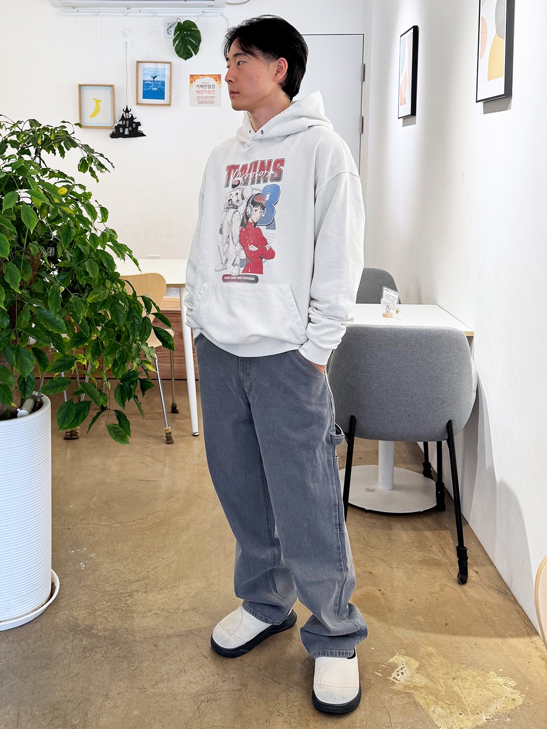 QT8 GARMENTS Twins Vintage Washed Hoodie Ecru, QT8 Garments TL Denim Carpenter Pant Grey 착용 스타일 - 1