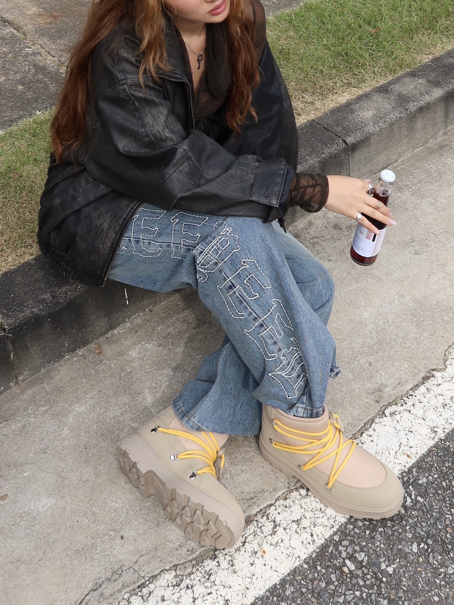 (W) Leey Strap Stitch Boots Cut Pants Black, (W) Bohemian Seoul Shirring Halter Warmer T-Shirt Khaki Brown 착용 스타일 - 4