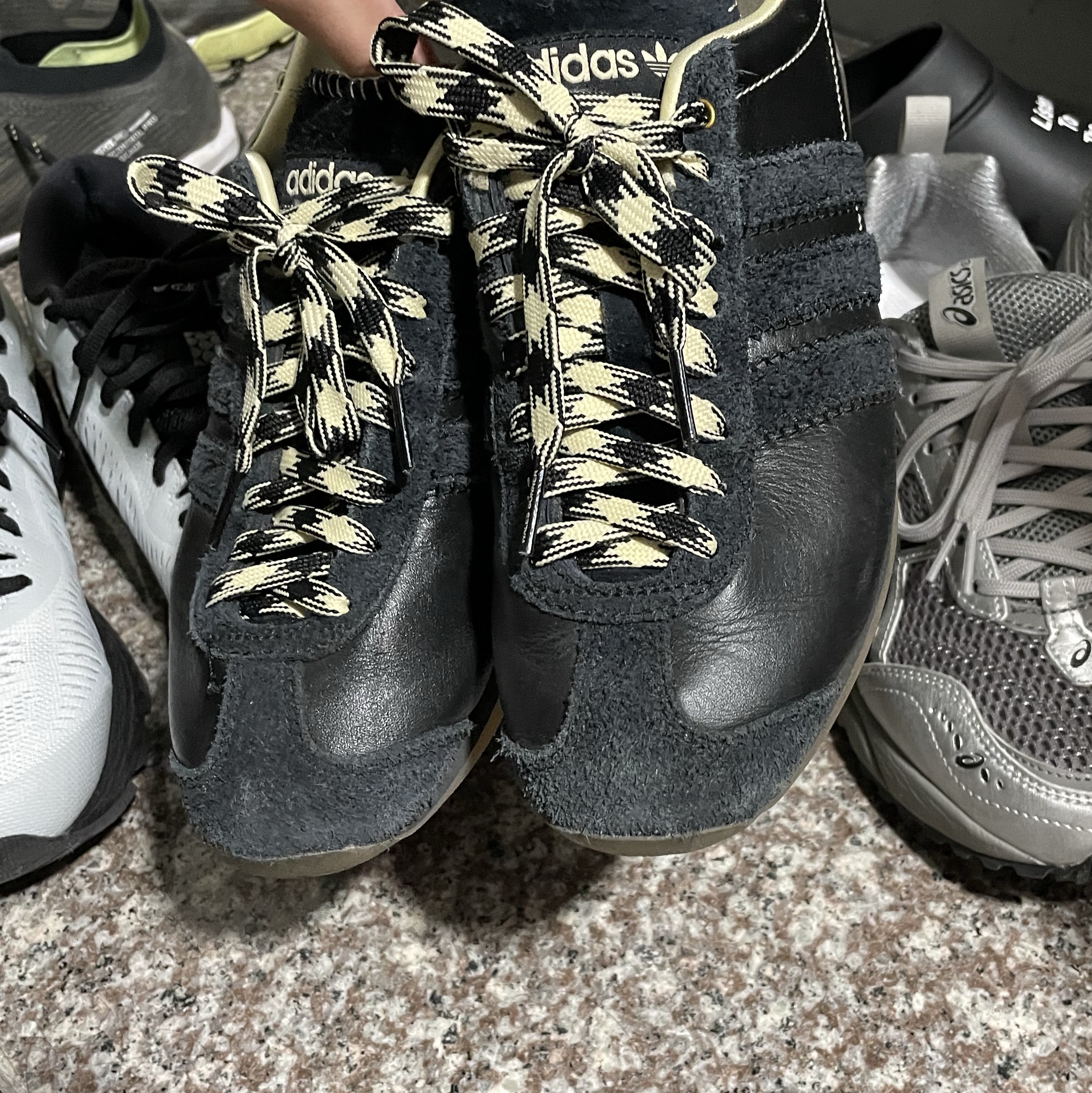 Asics Gel-Kayano 25 Glacier Grey, Adidas x Wales Bonner Country Core Black 착용 스타일