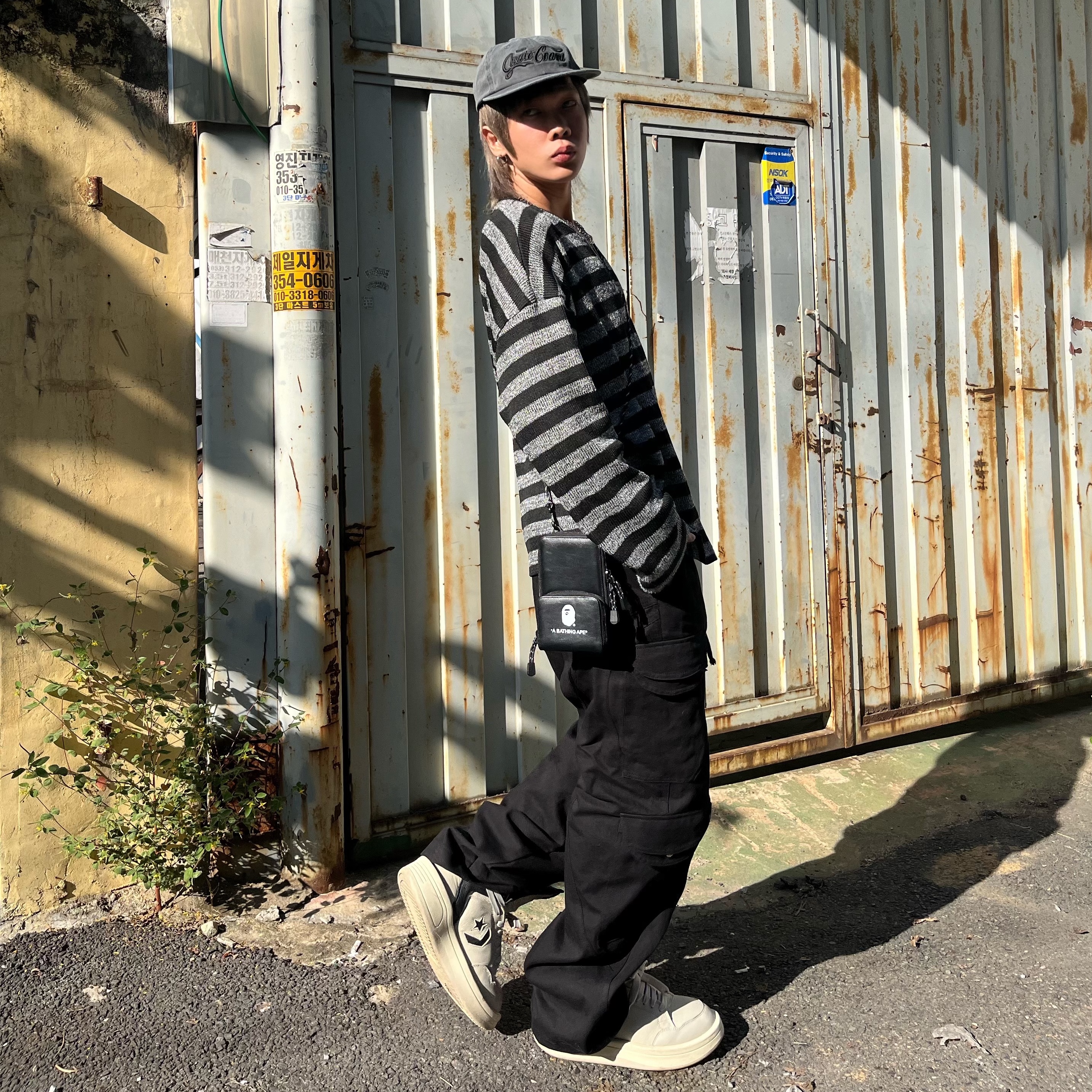 Converse x Drkshdw Turbowpn Pelican, REPINER Fortino Cargo Pants Black 착용 스타일 - 1