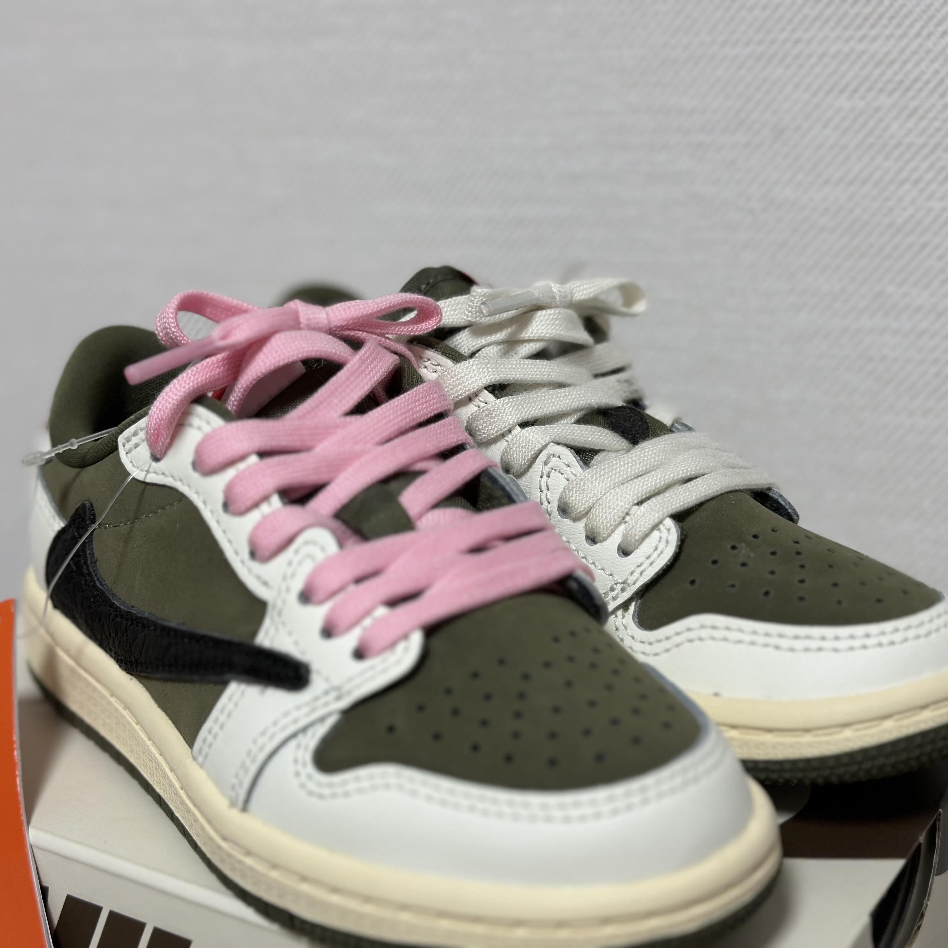 (PS) Jordan 1 x Travis Scott Retro Low OG SP Reverse Olive 착용 스타일 - 1