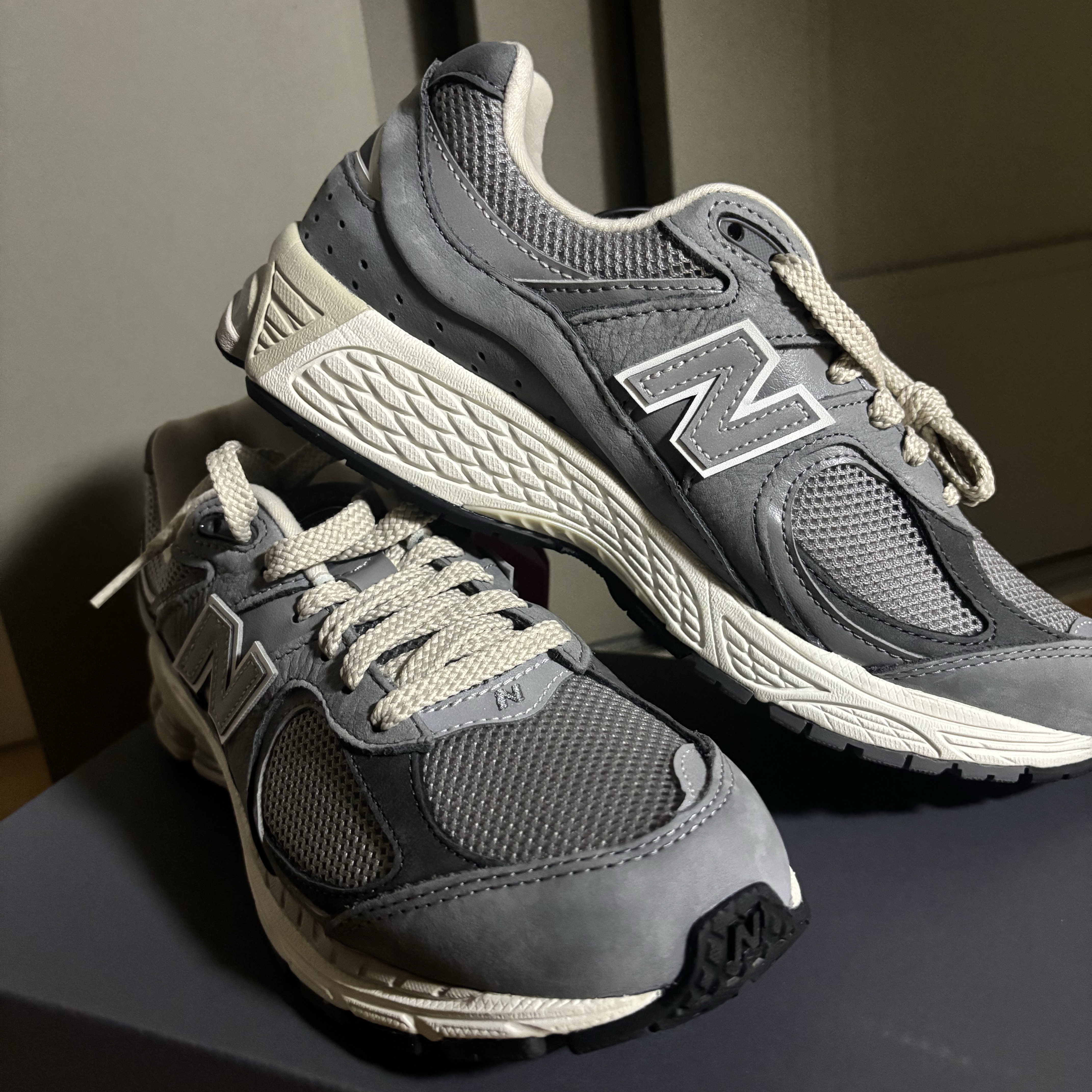 New Balance 2002R Premium Vintage Grey 착용 스타일 - 1