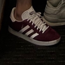 Adidas Gazelle Collegiate Burgundy 착용 스타일