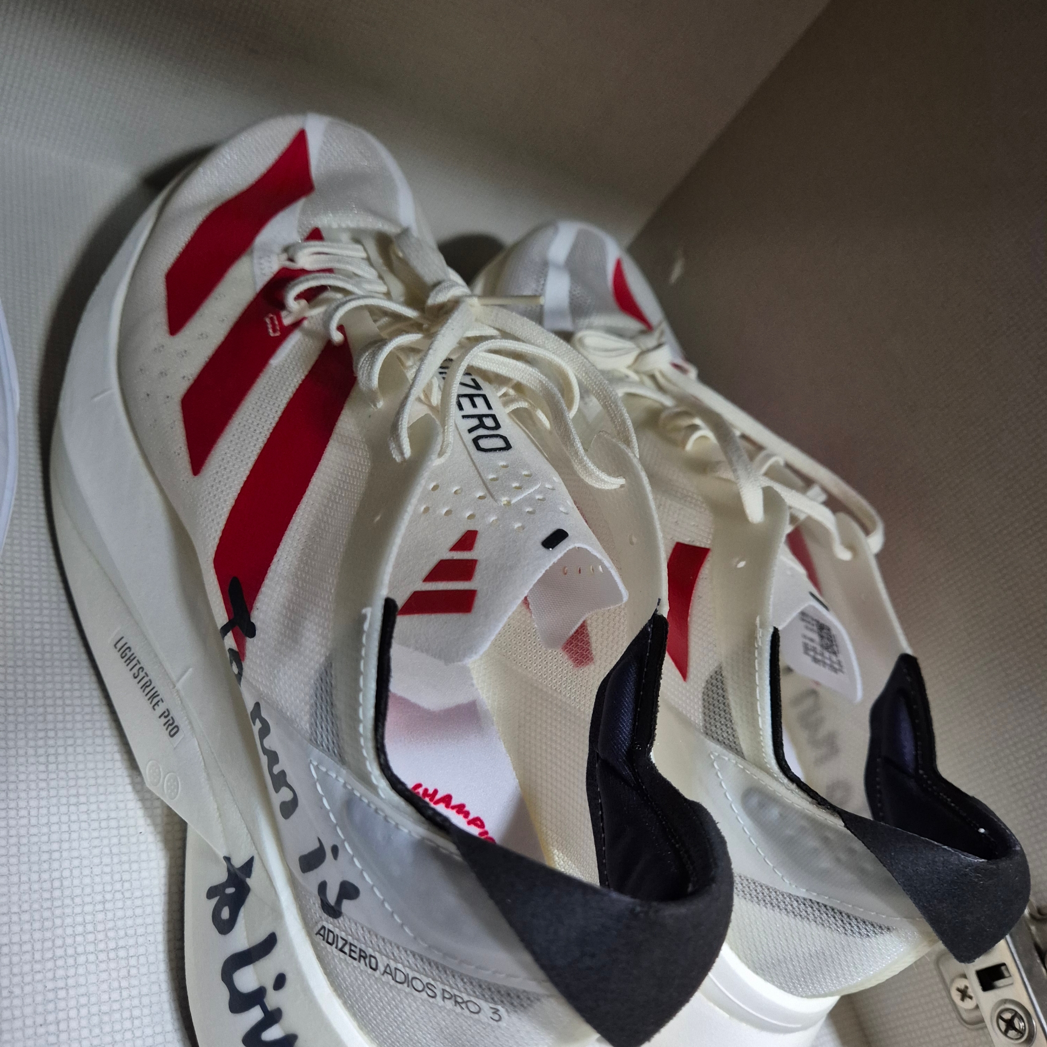 Adidas Adizero Adios Pro 3 Off White Better Scarlet 착용 스타일
