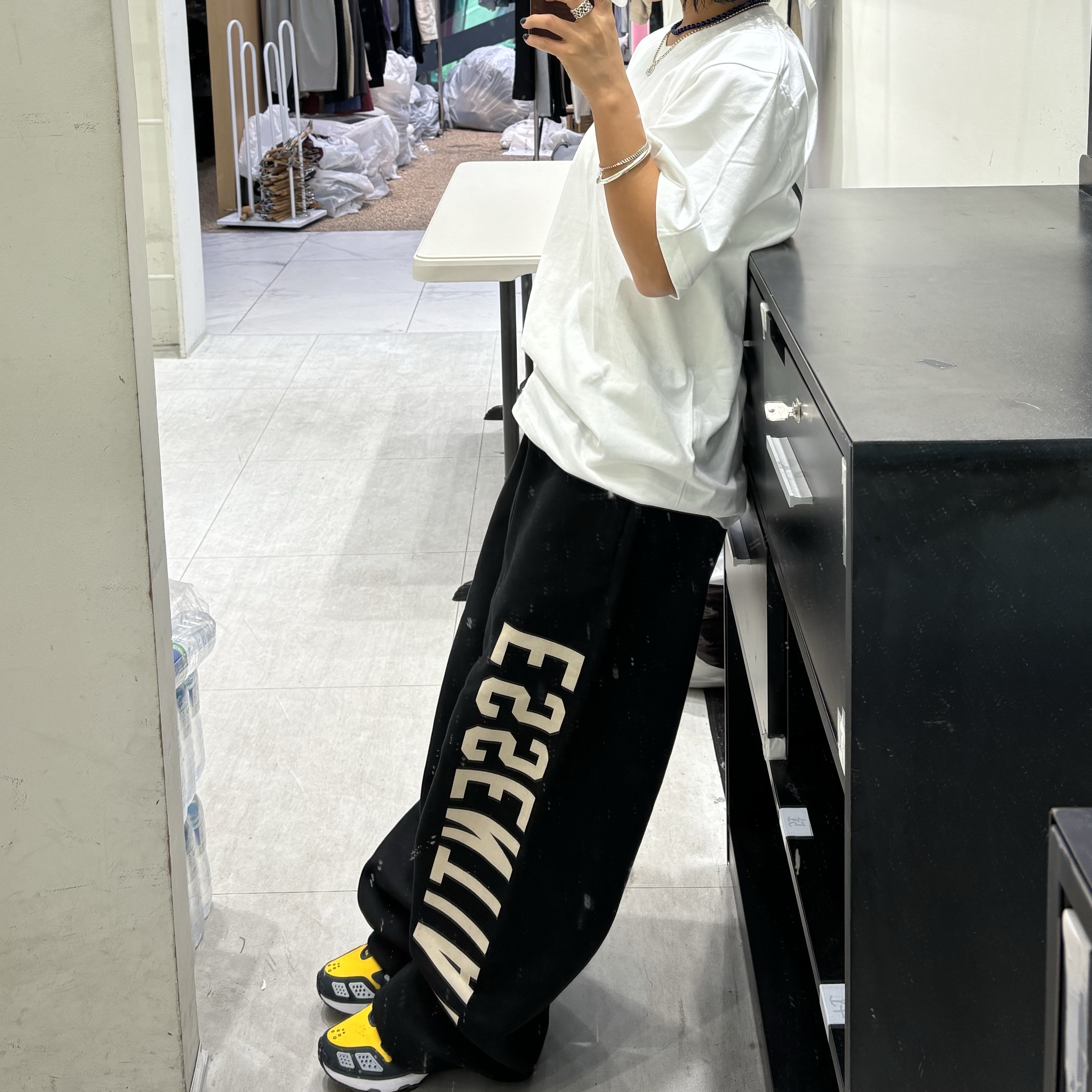 (W) Nike Air Max SNDR Canyon Gold and Deep Ocean 착용 스타일 - 1