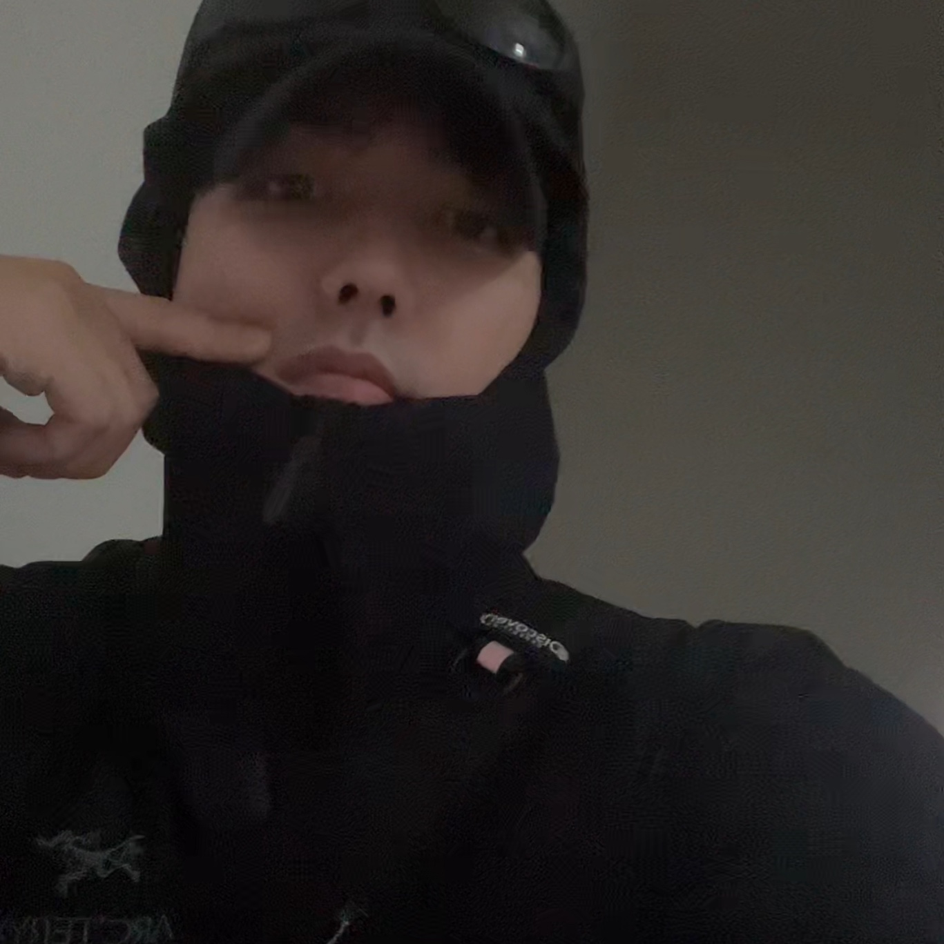Oakley Eye Jacket Redux Matte Black Frame Prizm Grey Lenses High Bridge Fit, Arc'teryx Atom SL Hoody Black 착용 스타일 - 2