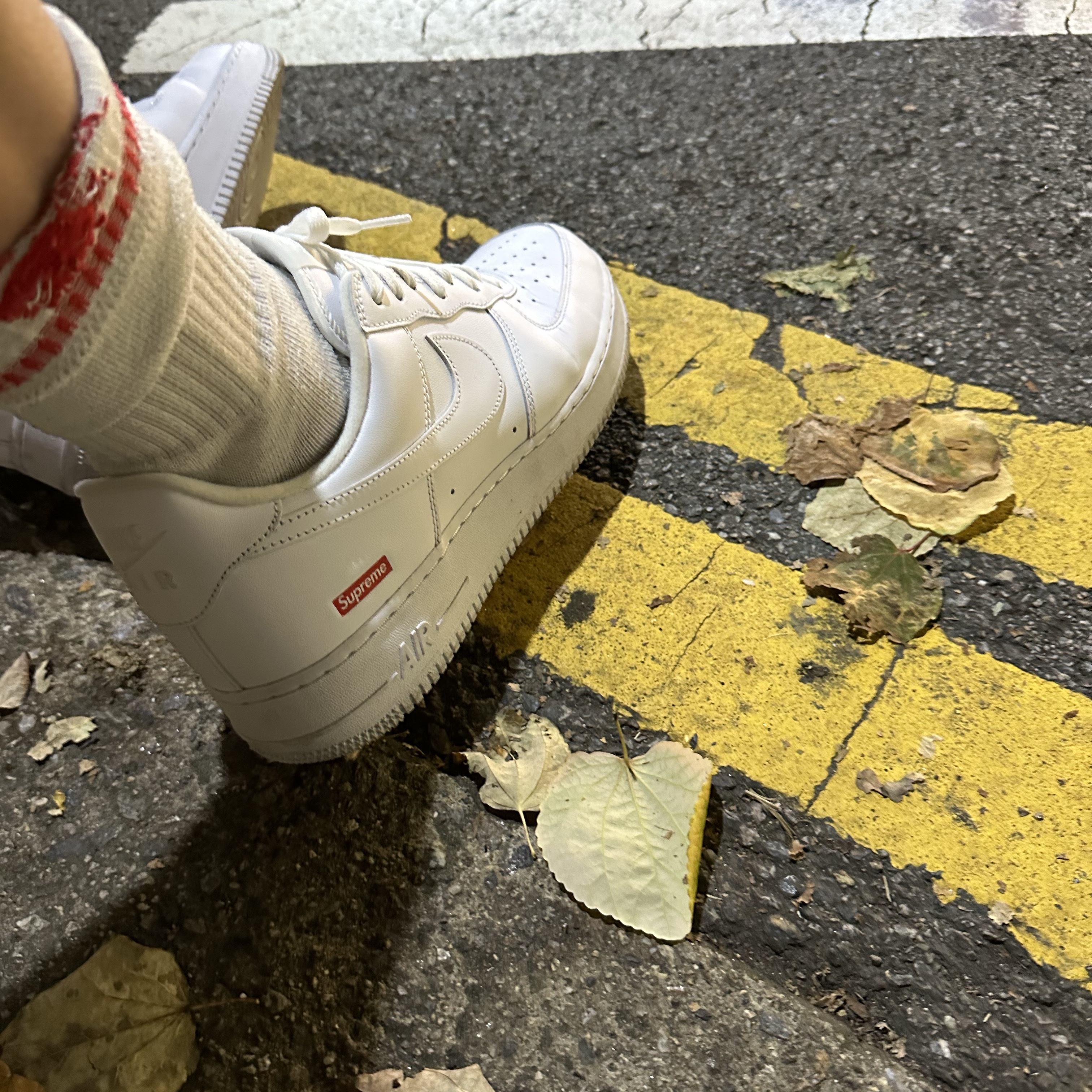 Nike x Supreme Air Force 1 Low White 착용 스타일 - 3