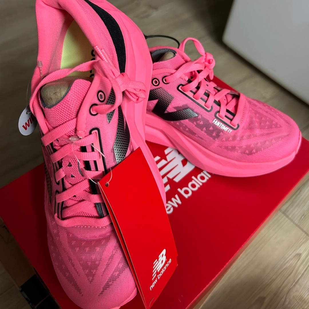 (W) New Balance FuelCell Rebel v4 Ultra Pink Black - D Wide 착용 스타일 - 2
