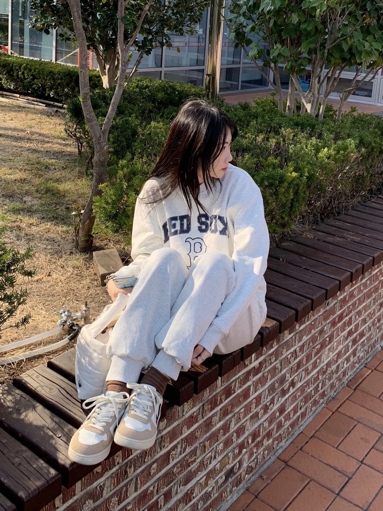 VEJA V-10 Extra-White Natural Sahara 착용 스타일