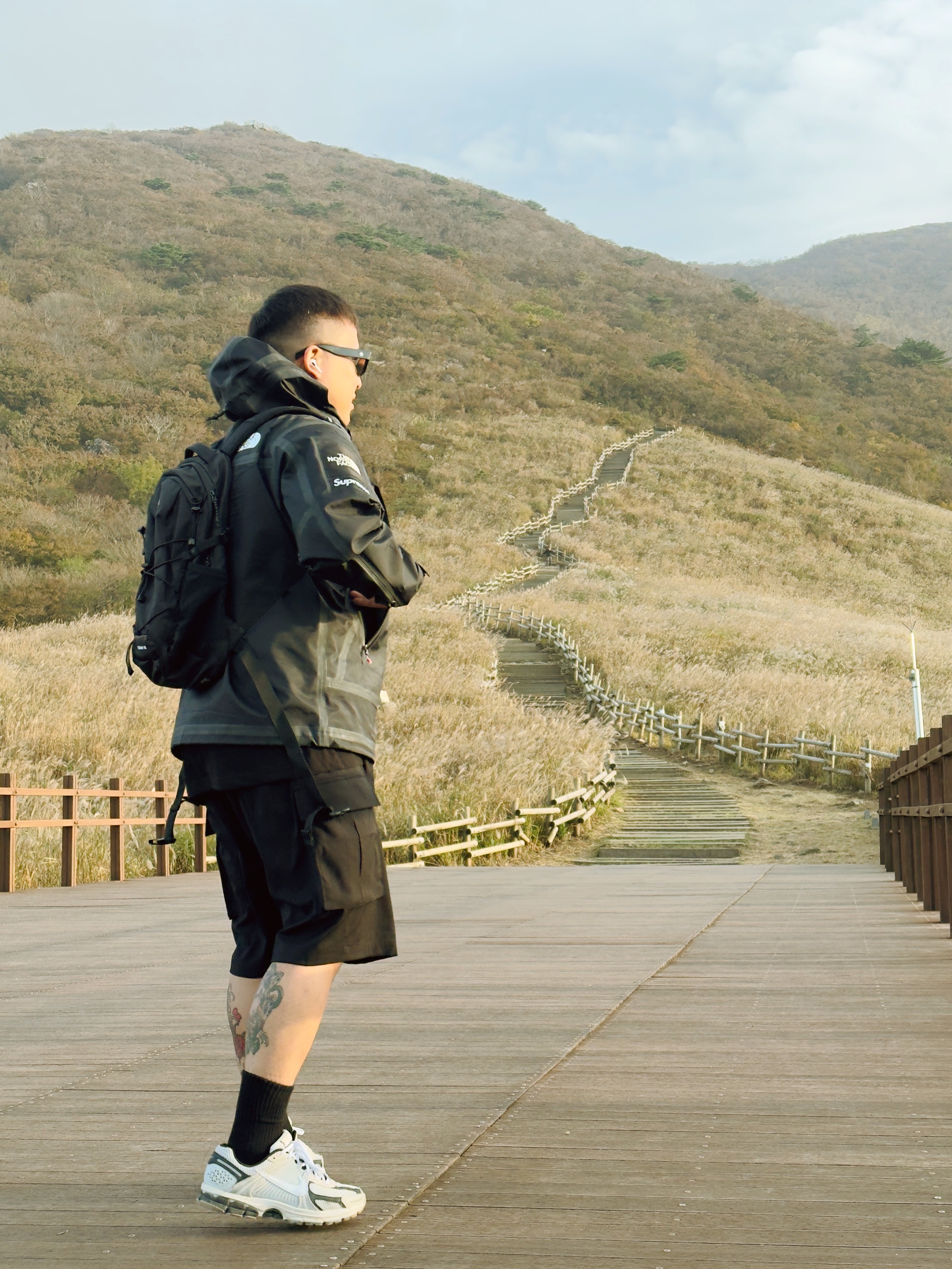 Nike Zoom Vomero 5 Light Bone and Black, Supreme x The North Face Summit Series Outer Tape Seam Jacket Black - 21SS 착용 스타일 - 1