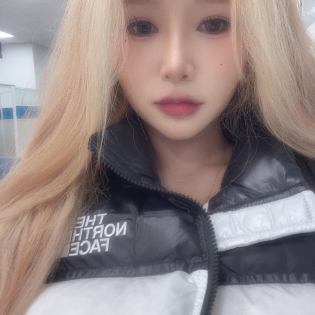 (W) The North Face White Label Nuptse Short Jacket White 착용 스타일 - 1