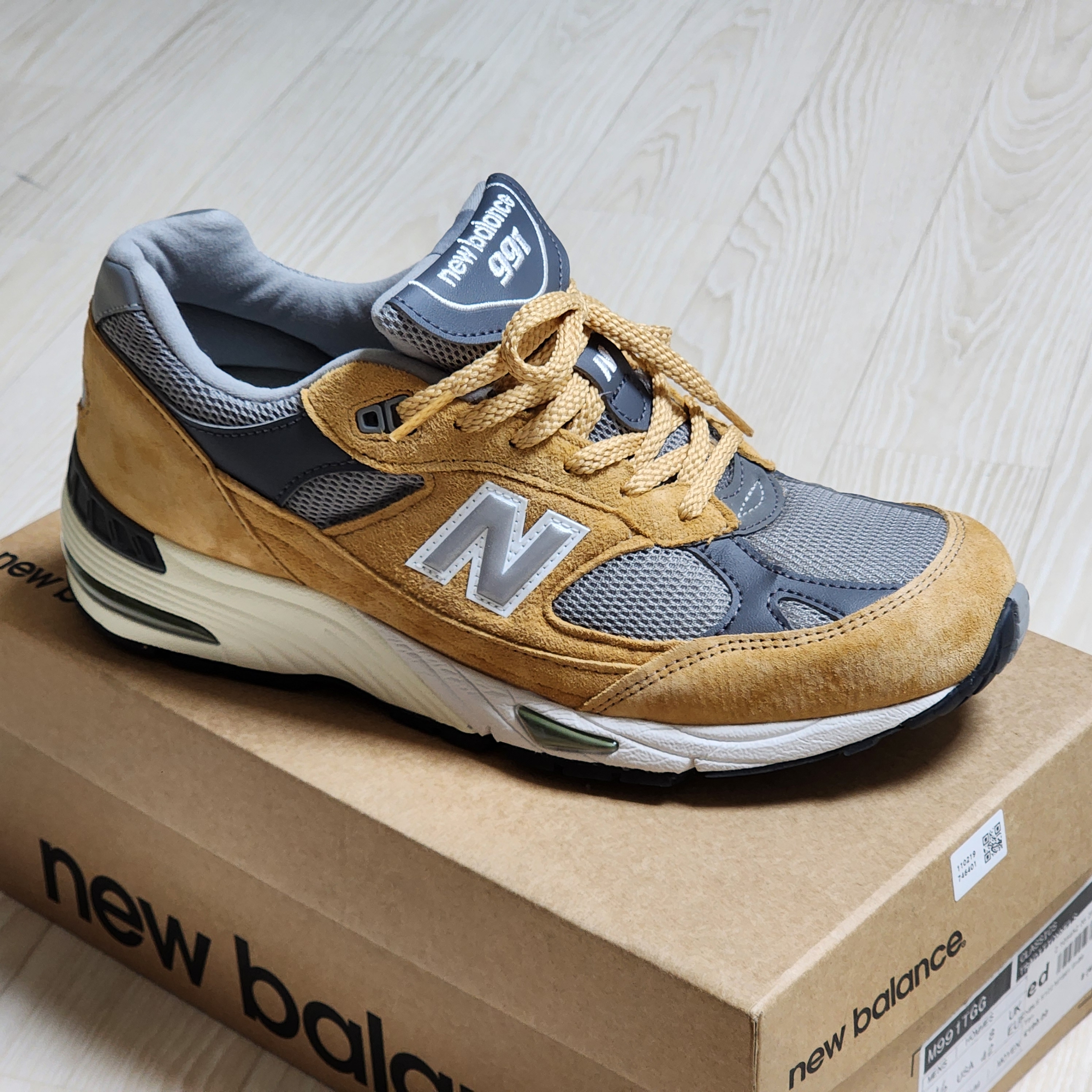 New Balance 991 Made in UK Tan Grey 착용 스타일 - 1