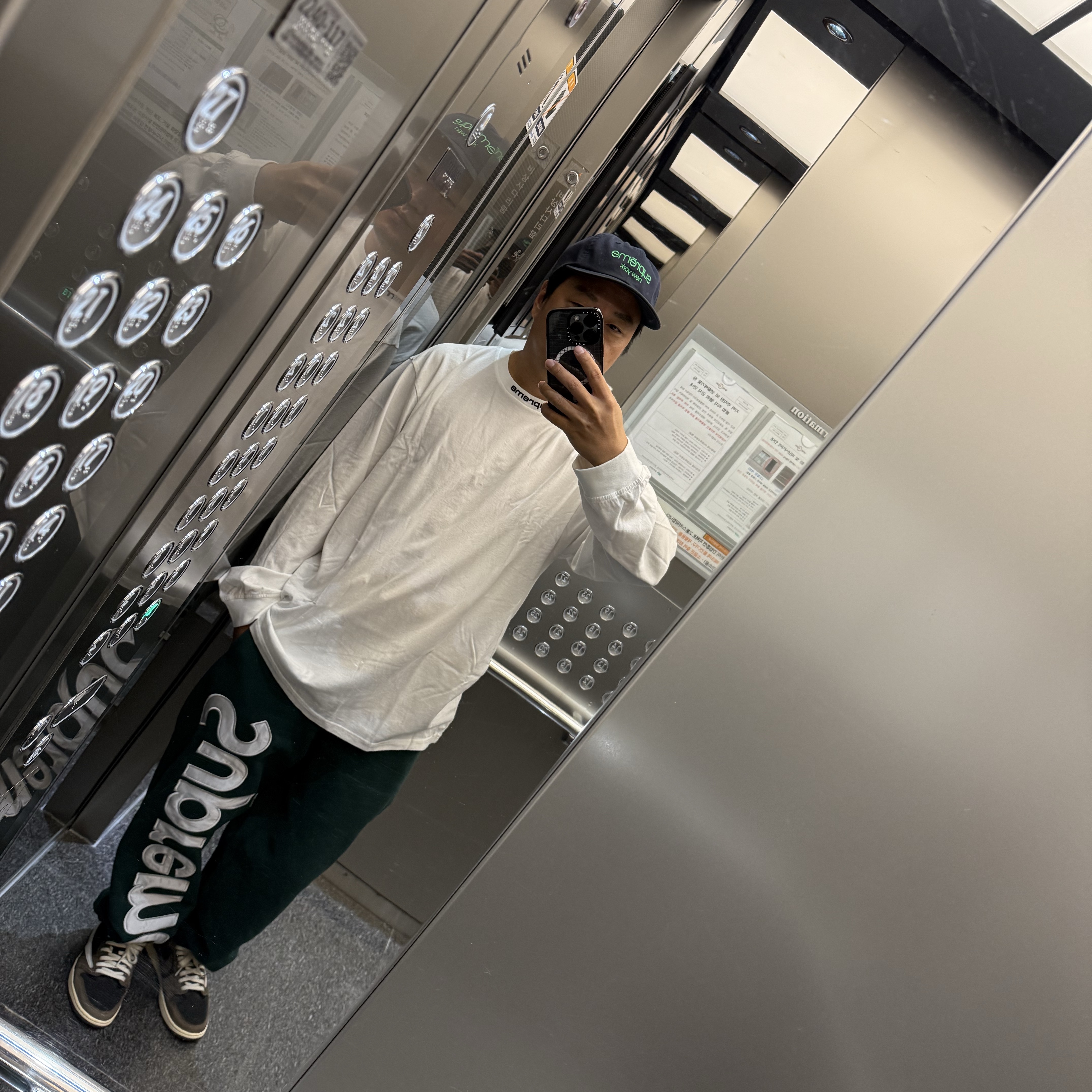 Supreme Embroidered Collar L/S Top White - 24FW, Supreme Satin Applique Sweatpants Dark Green - 24FW 착용 스타일