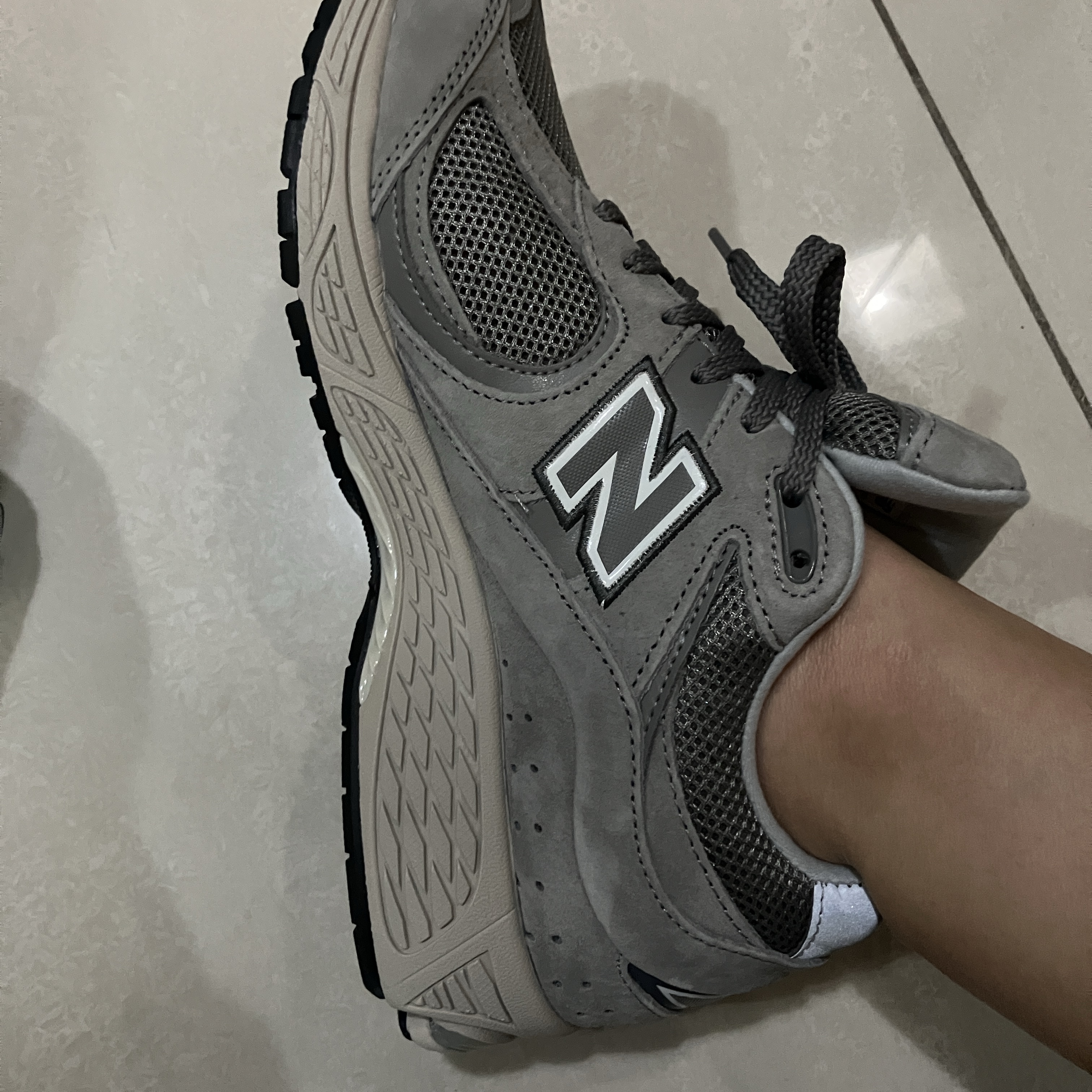 New Balance 2002R Grey 착용 스타일 - 2