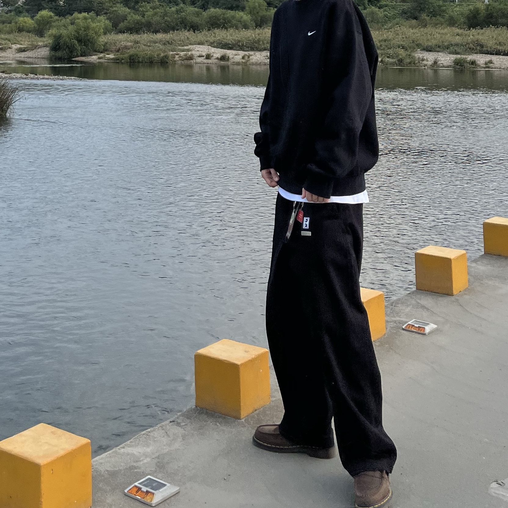 Nike NRG Solo Swoosh Crew Fleece Black White - Asia, Dr. Martens 1461 Crazy Horse Dark Brown 착용 스타일 - 3