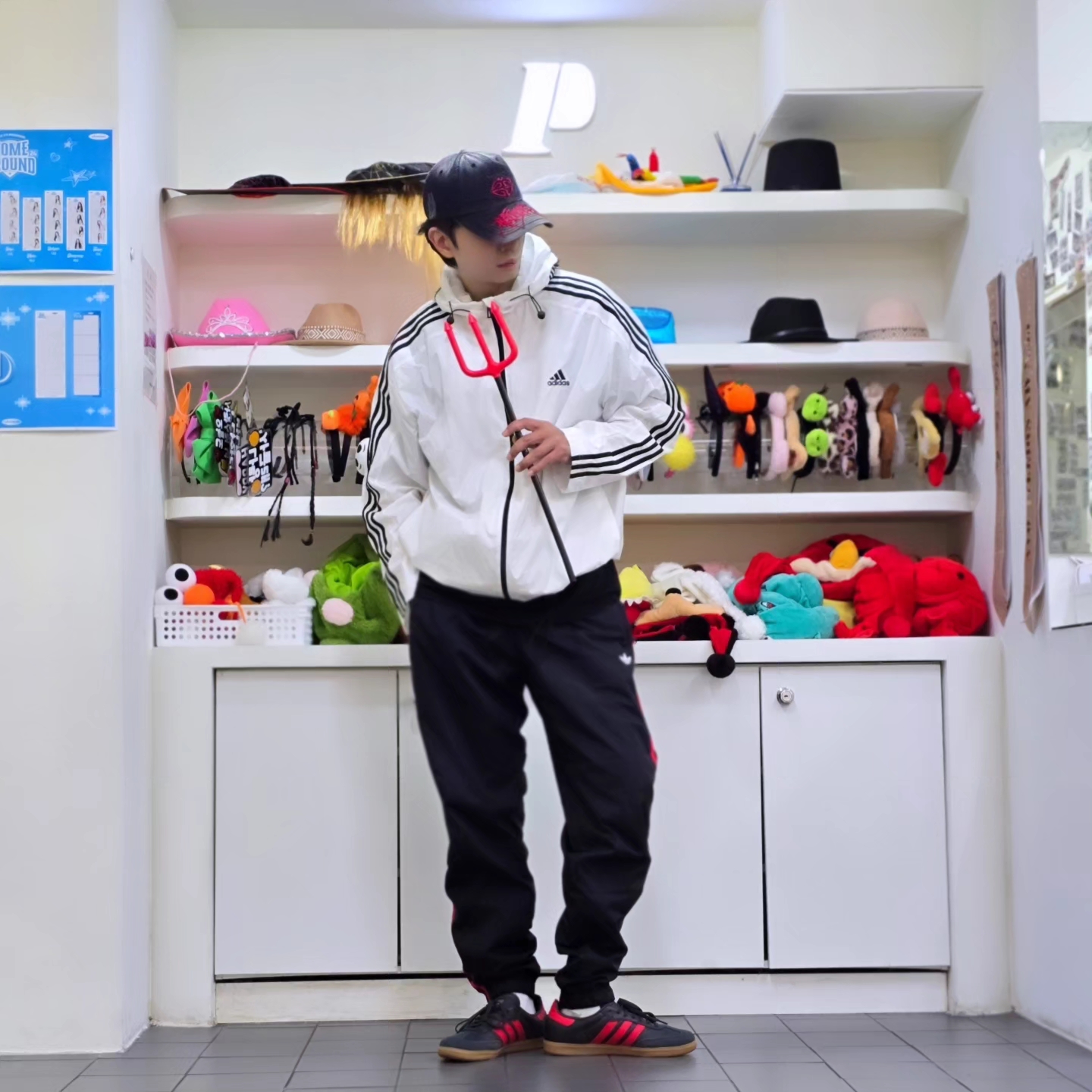 Adidas Essential 3S Woven Windbreaker Jacket White - KR Sizing, Adidas Samba OG Carbon Better Scarlet 착용 스타일 - 2