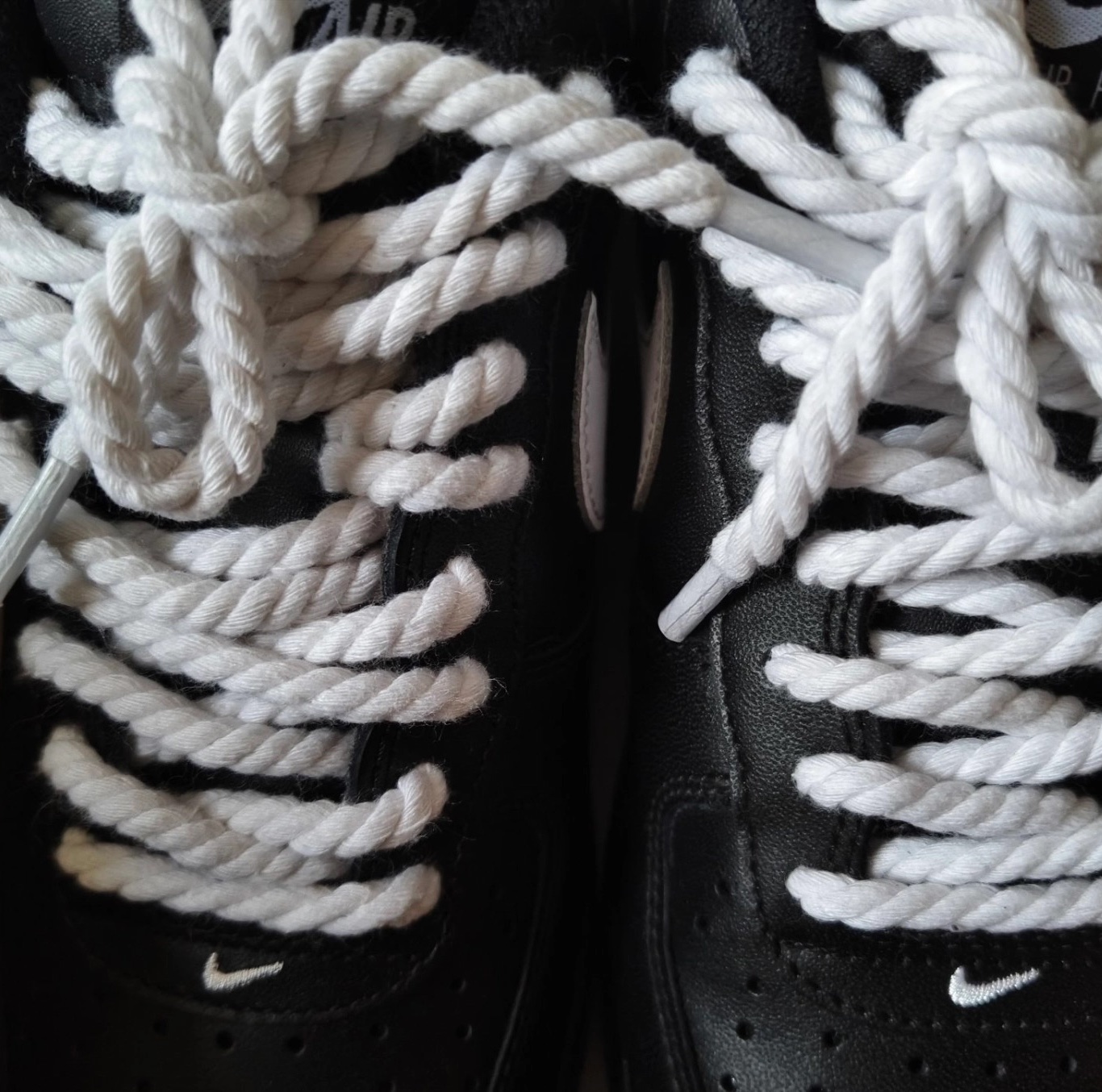 Nike x Undefeated Dunk Low SP 5 On It Black 착용 스타일 - 2