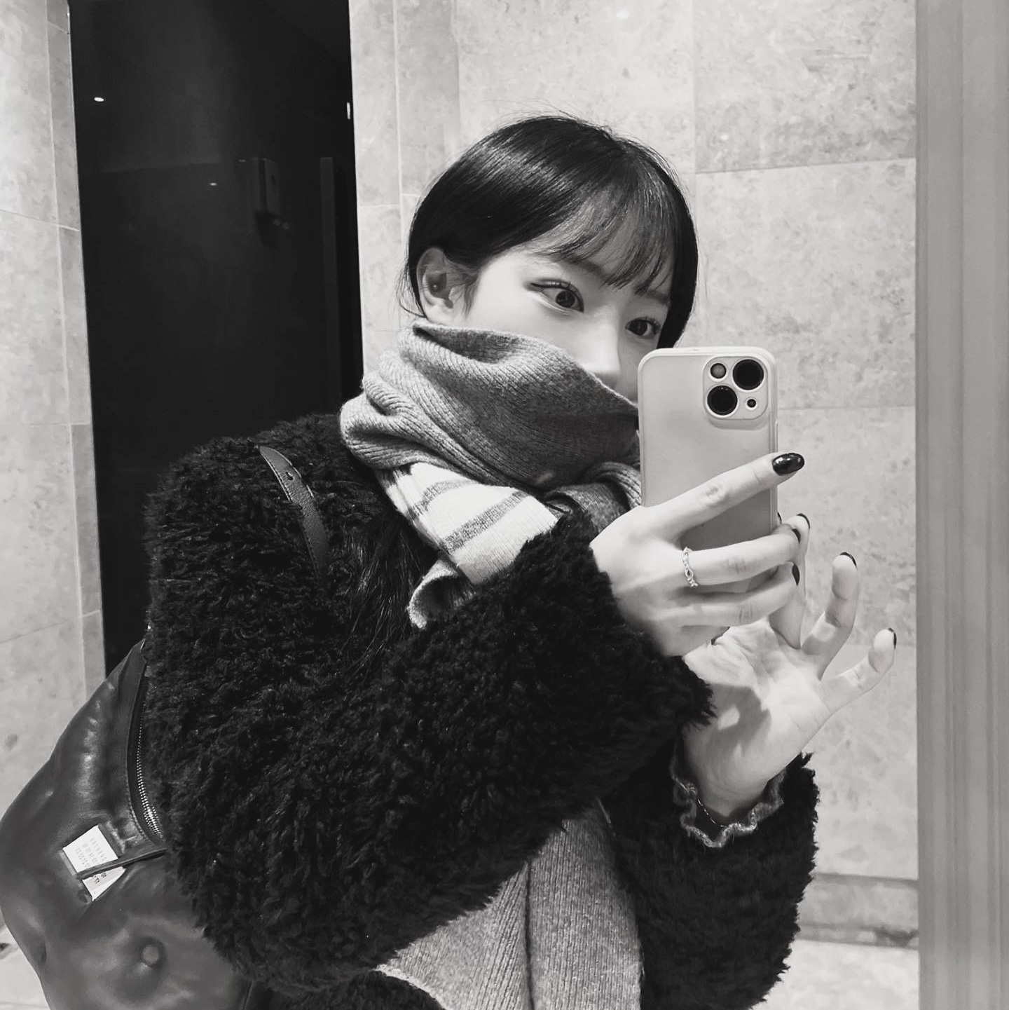 Maison Margiela Glam Slam Hobo Small Black, Thom Browne Full Needle Rib Knit Cashmere 4-Bar Stripe Scarf Light Grey 착용 스타일 - 1