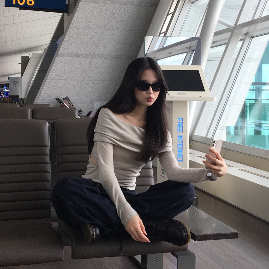 (W) Celine Triomphe 01 Sunglasses in Acetate Black, Dr. Martens 1460 Nappa Leather Lace Up Boots Black 착용 스타일 - 1