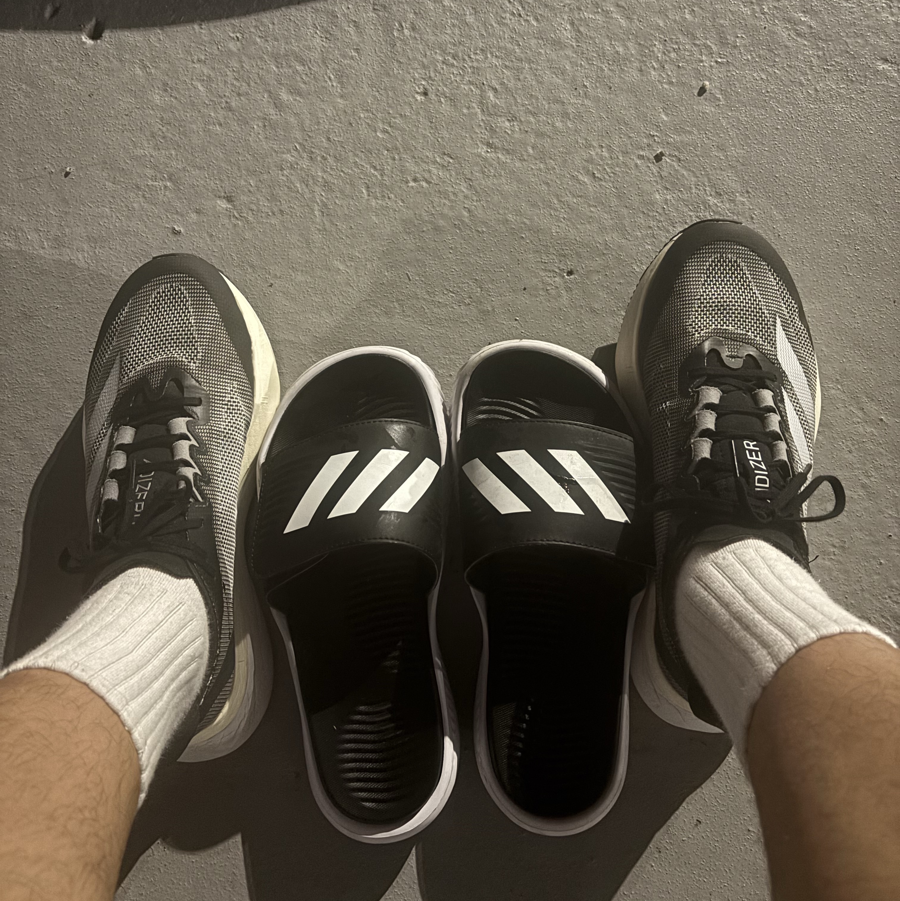 Adidas Adizero Boston 12 Core Black Cloud White, Adidas Alphabounce Slide Cloud White Core Black 착용 스타일