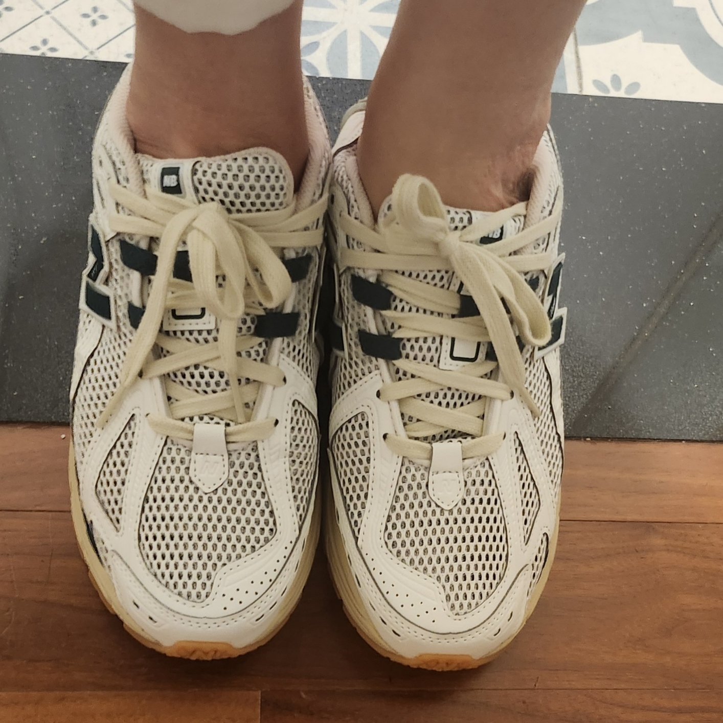 New Balance 1906R Silver Green 착용 스타일