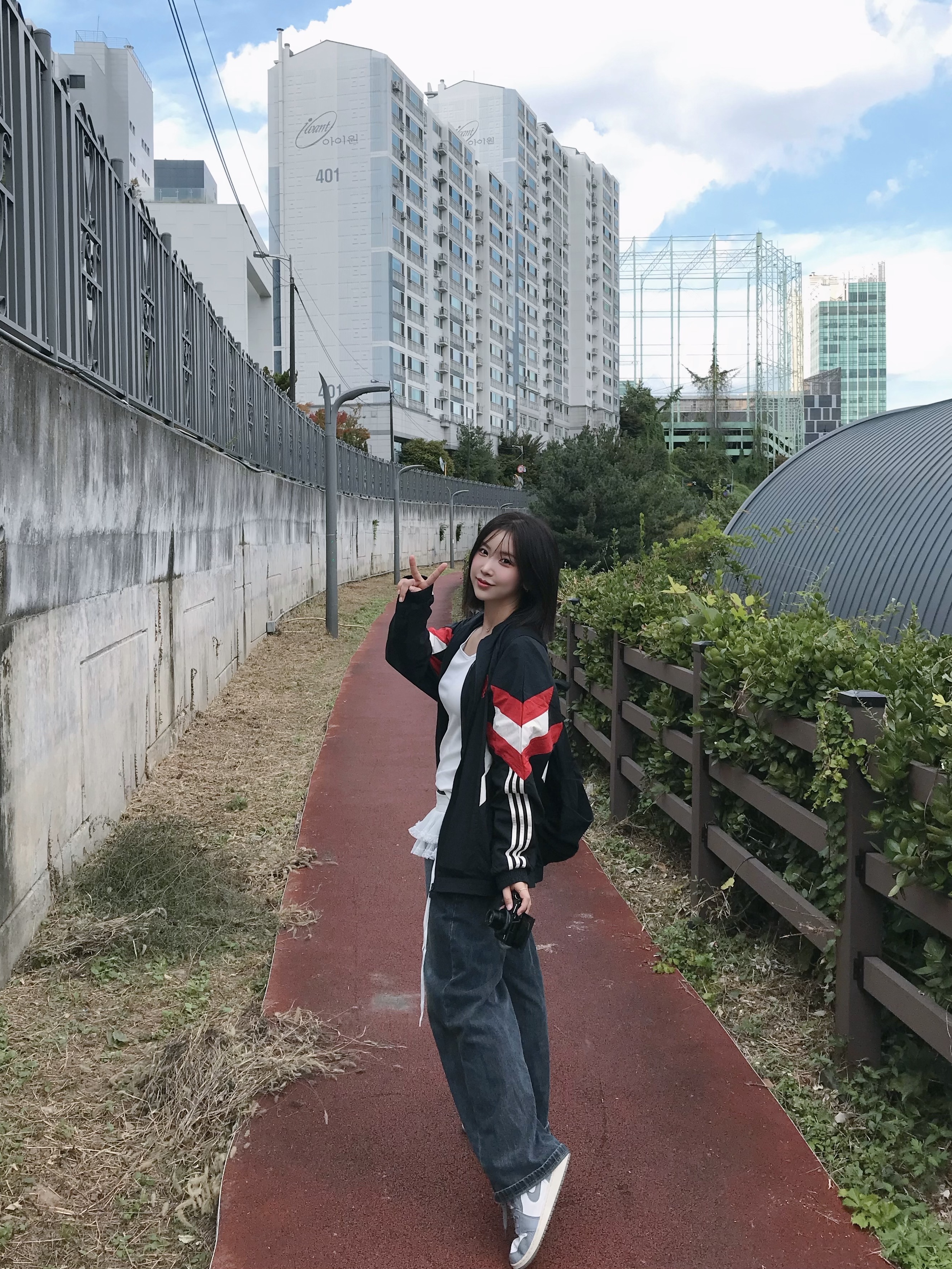 (GS) Jordan 1 Low Stealth and White, Adidas Manchester United Originals Track Top Black Red - KR Sizing 착용 스타일 - 2