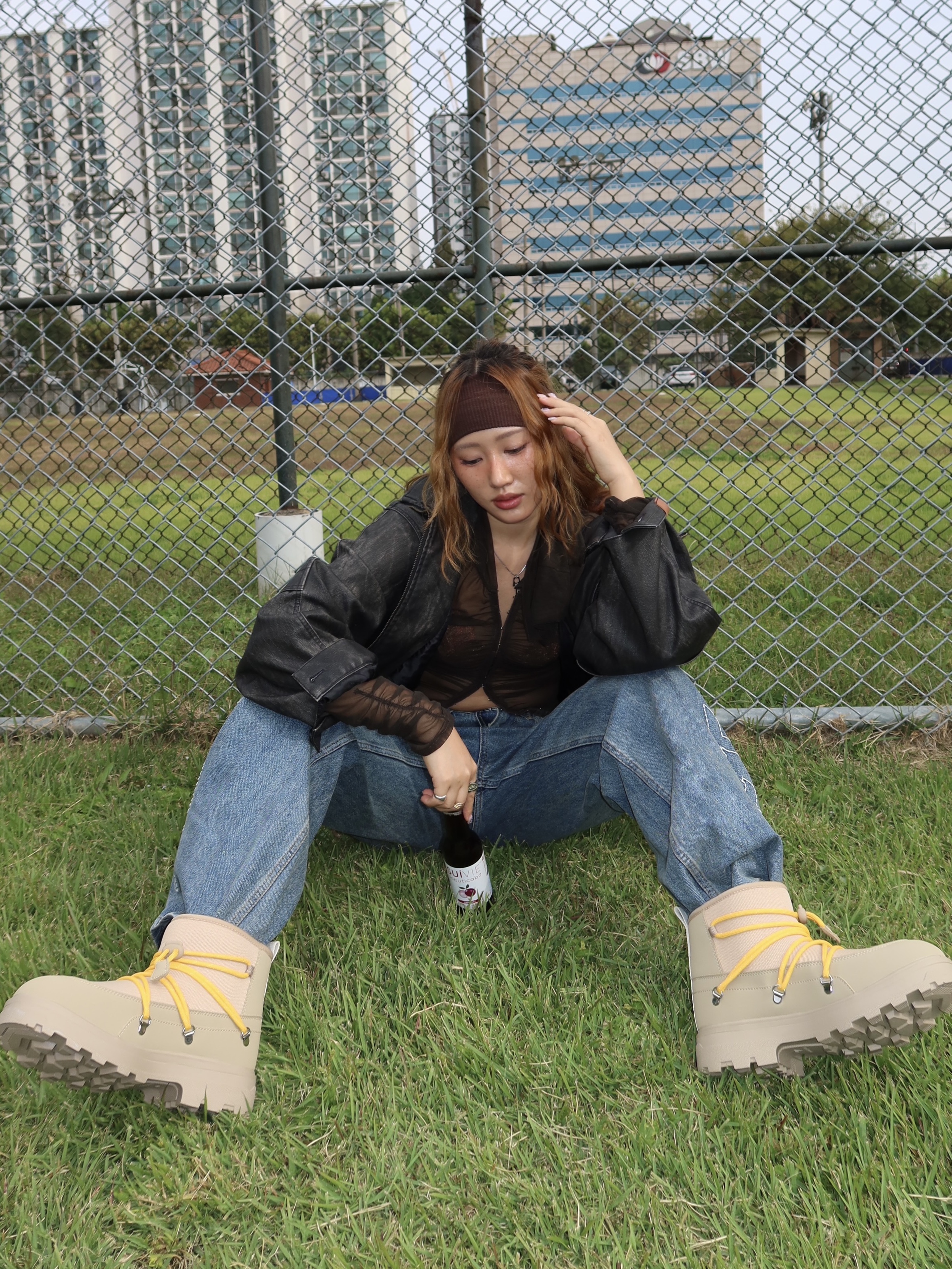 (W) Leey Strap Stitch Boots Cut Pants Black, (W) Bohemian Seoul Shirring Halter Warmer T-Shirt Khaki Brown 착용 스타일 - 1