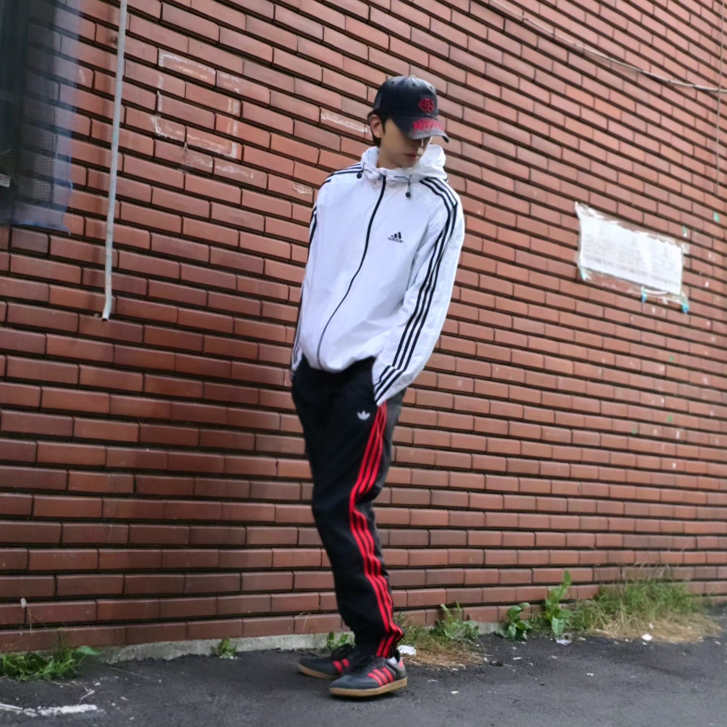 Adidas Essential 3S Woven Windbreaker Jacket White - KR Sizing, Adidas Samba OG Carbon Better Scarlet 착용 스타일 - 5