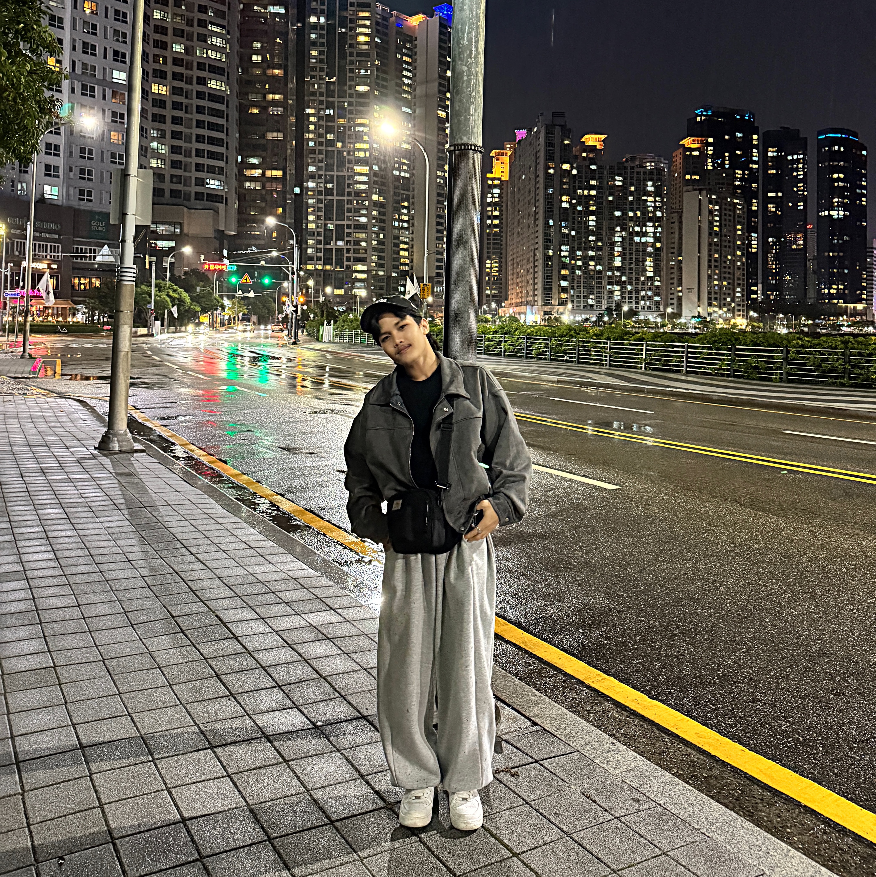 Stussy Basic New Era 9Twenty Basic Strapback Black, Carhartt WIP Essentials Bag Black 착용 스타일 - 1