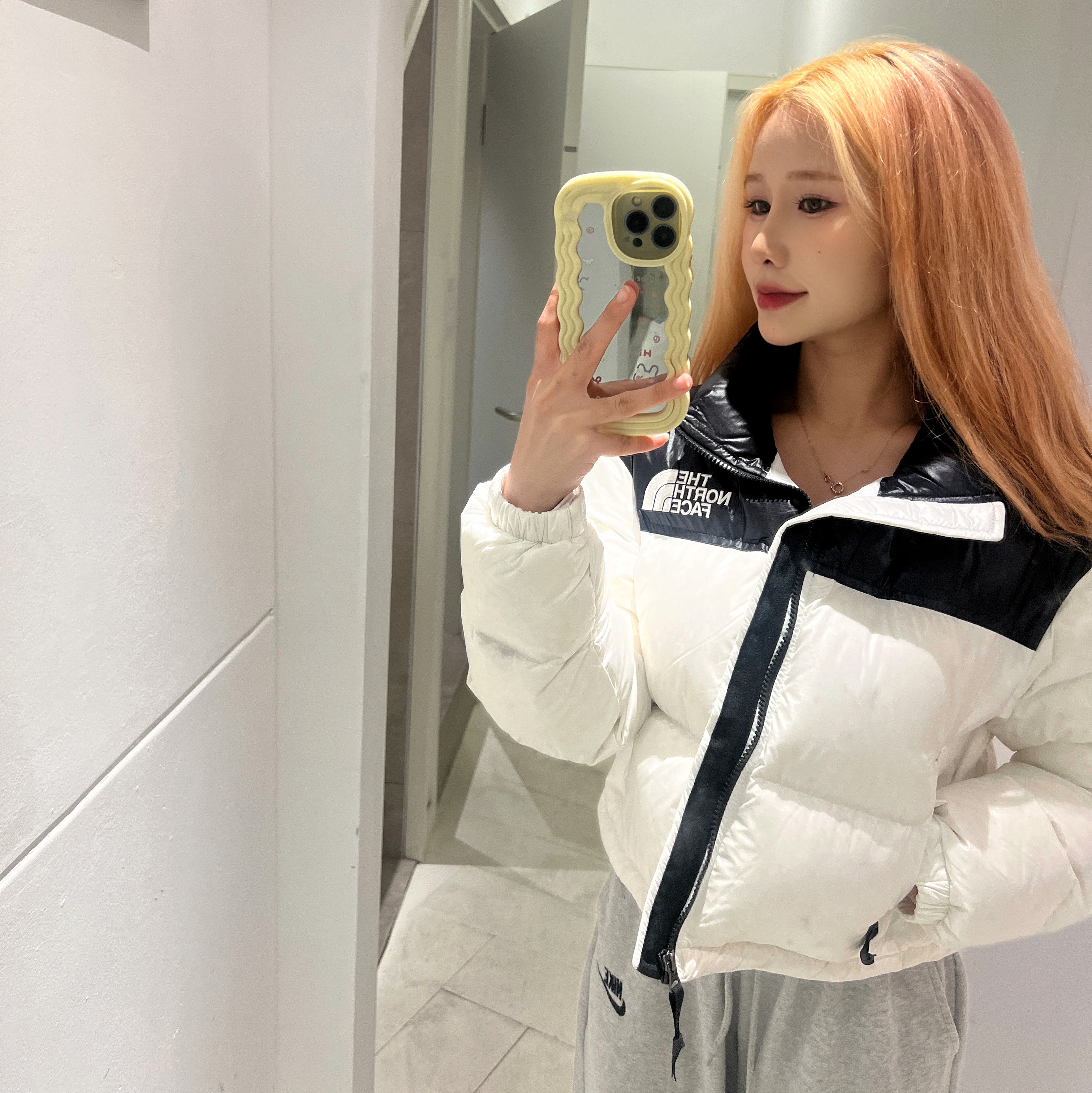 (W) The North Face White Label Nuptse Short Jacket White 착용 스타일 - 2