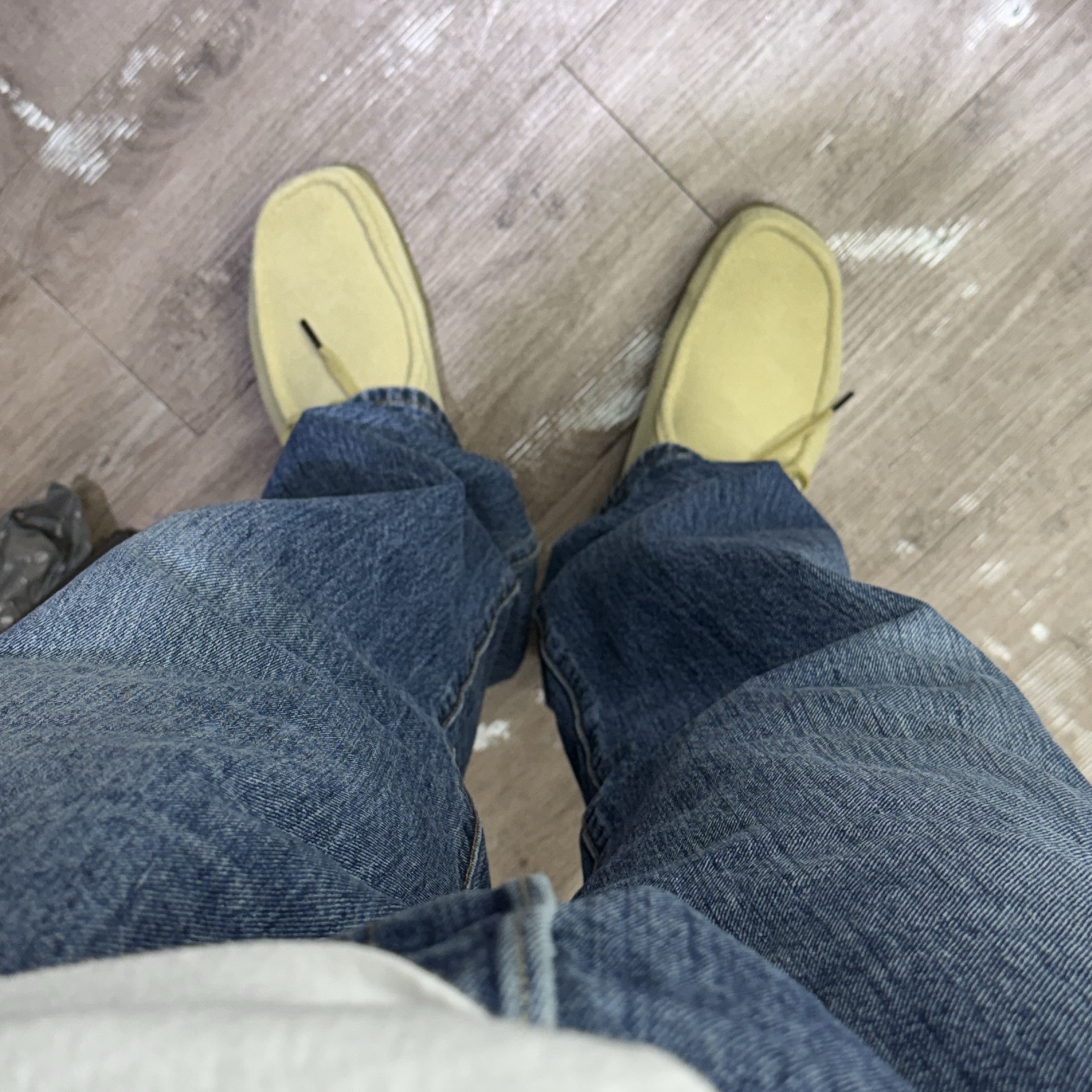 Clarks Wallabee Maple Suede 착용 스타일 - 2