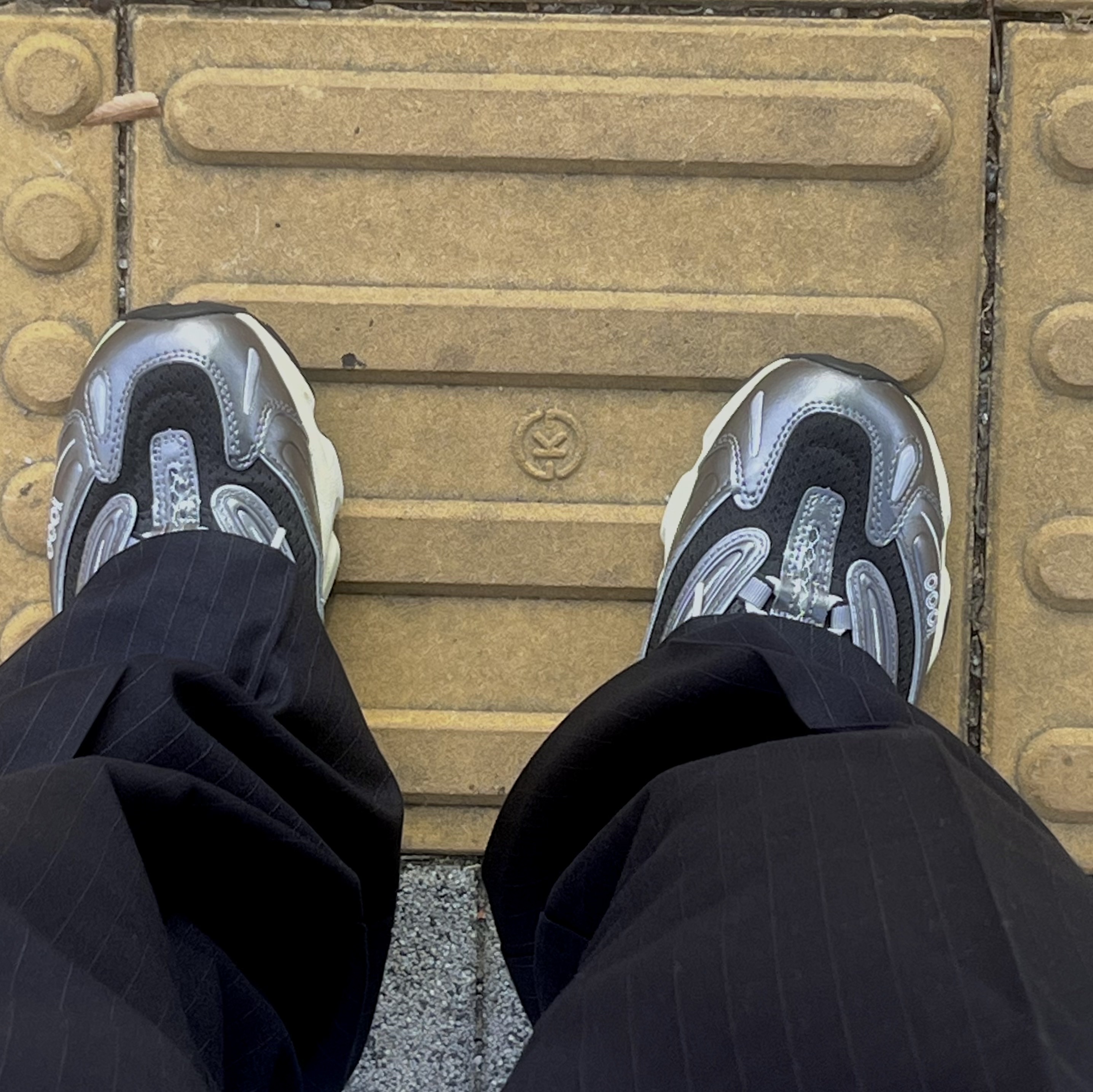 New Balance 1000 Silver Metallic Black 착용 스타일