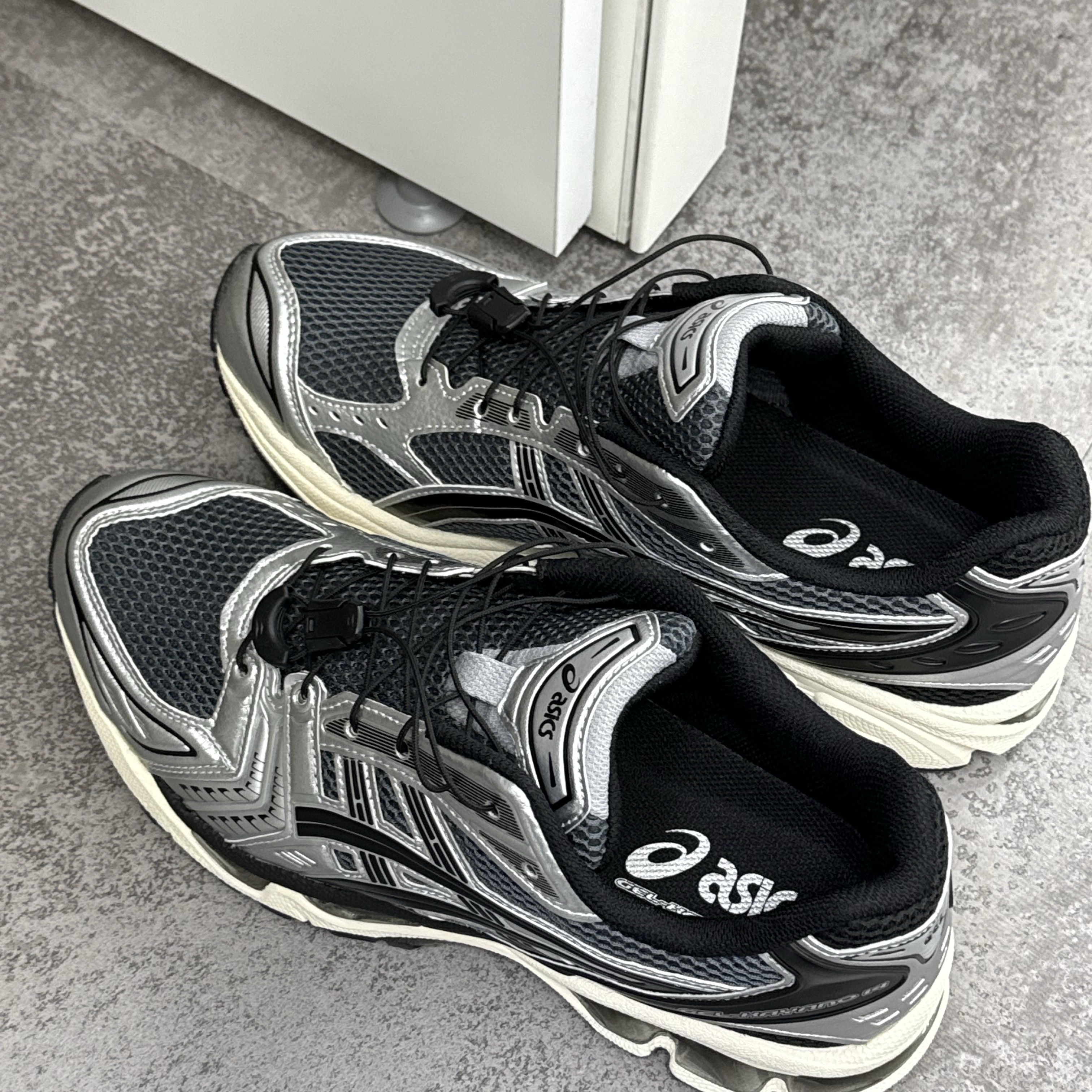 Asics Unlimited Gel-Kayano 14 Carrier Grey Black 착용 스타일 - 2