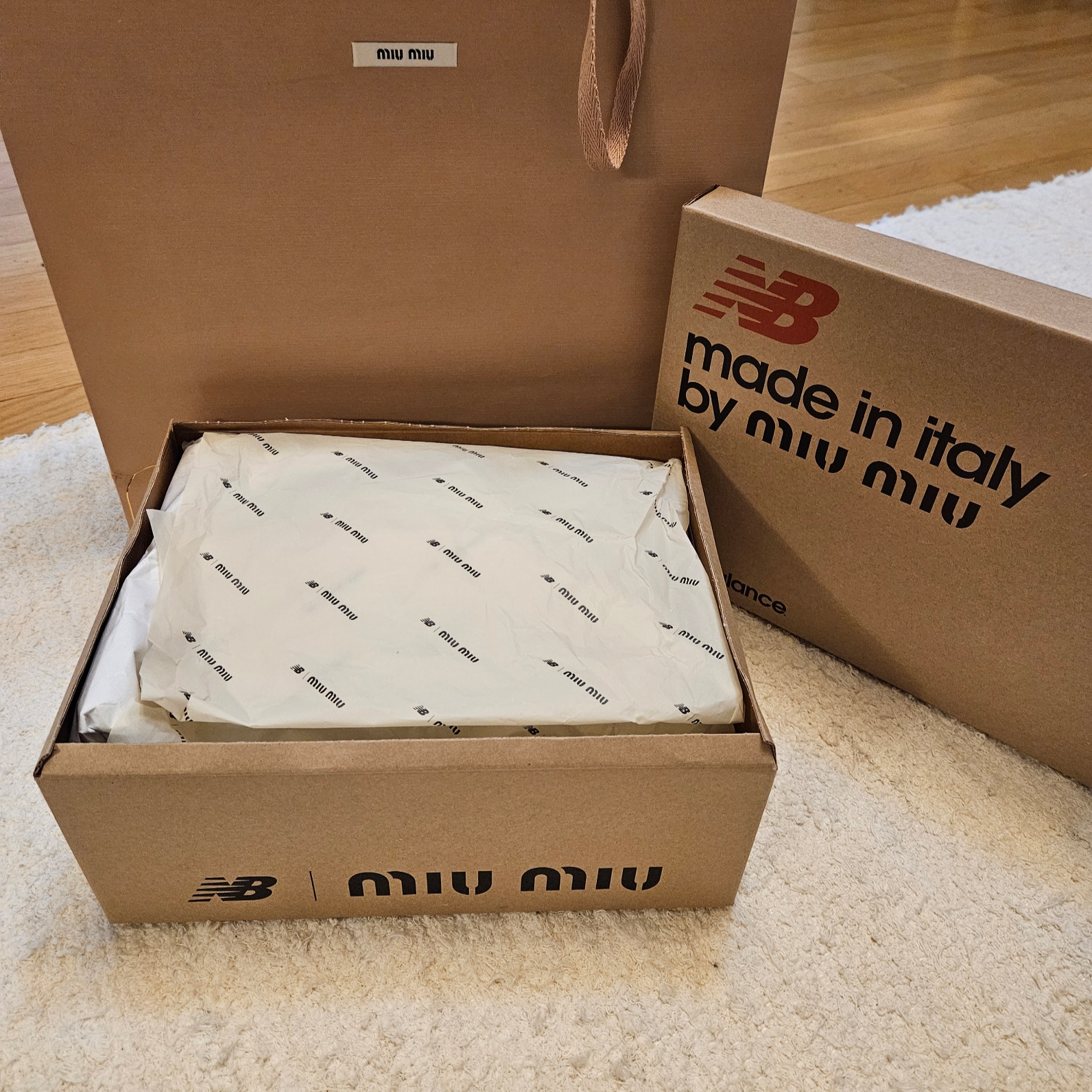 (W) New Balance x Miu Miu 530 SL Leather Sneakers White 착용 스타일 - 3