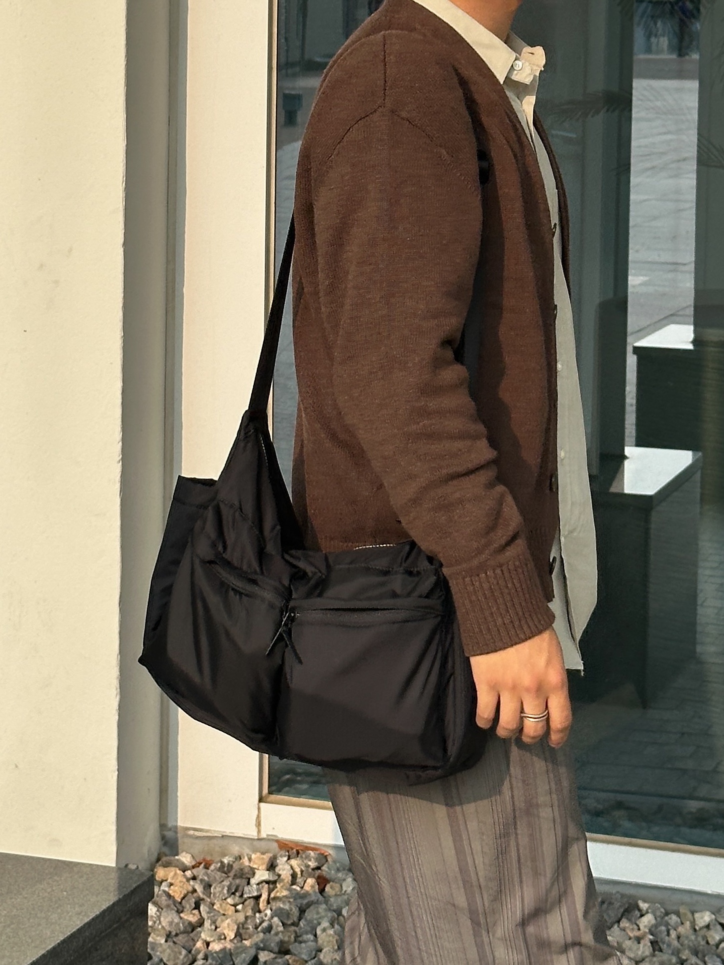 Uniqlo Multi Pocket Shoulder Bag Black 착용 스타일 - 8