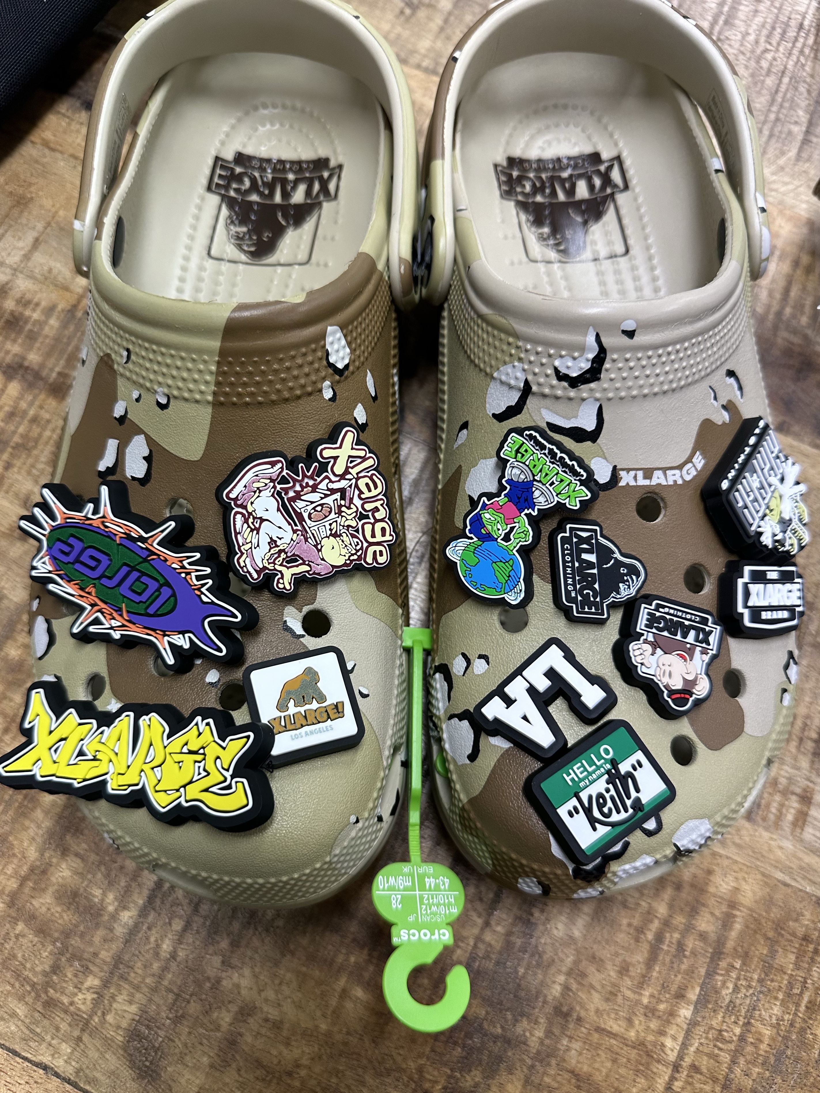 Crocs x XLarge Classic Clog Desert Camo 착용 스타일