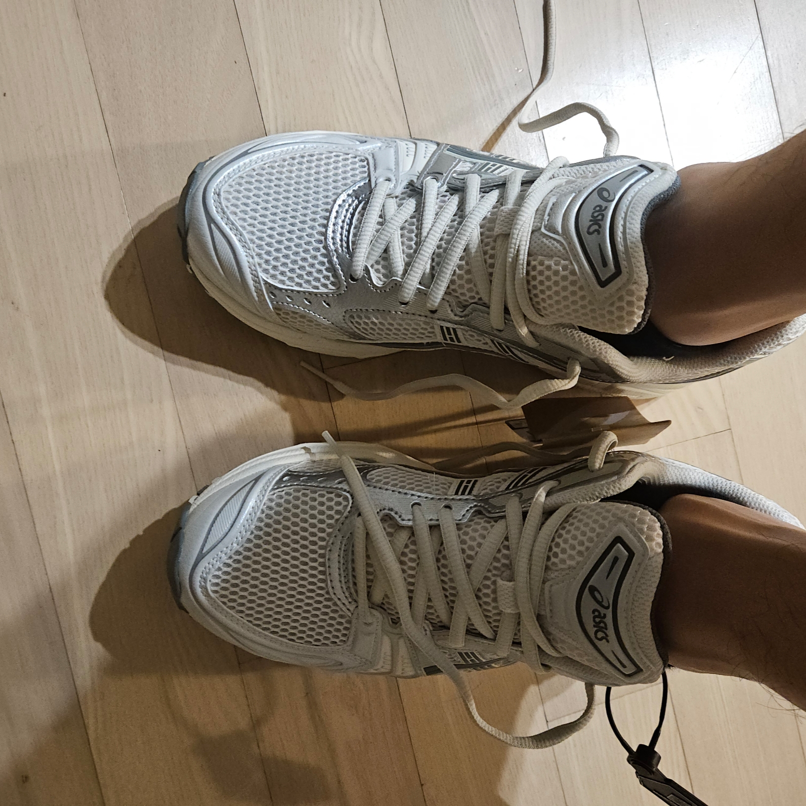 Asics Gel-Kayano 14 Birch Dark Pewter 착용 스타일