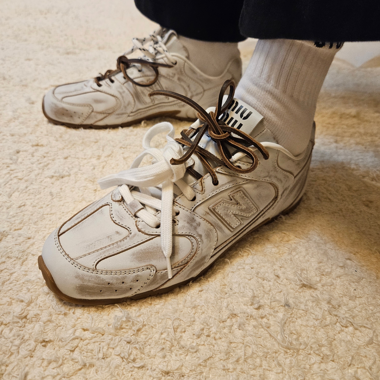 (W) New Balance x Miu Miu 530 SL Leather Sneakers White 착용 스타일 - 7