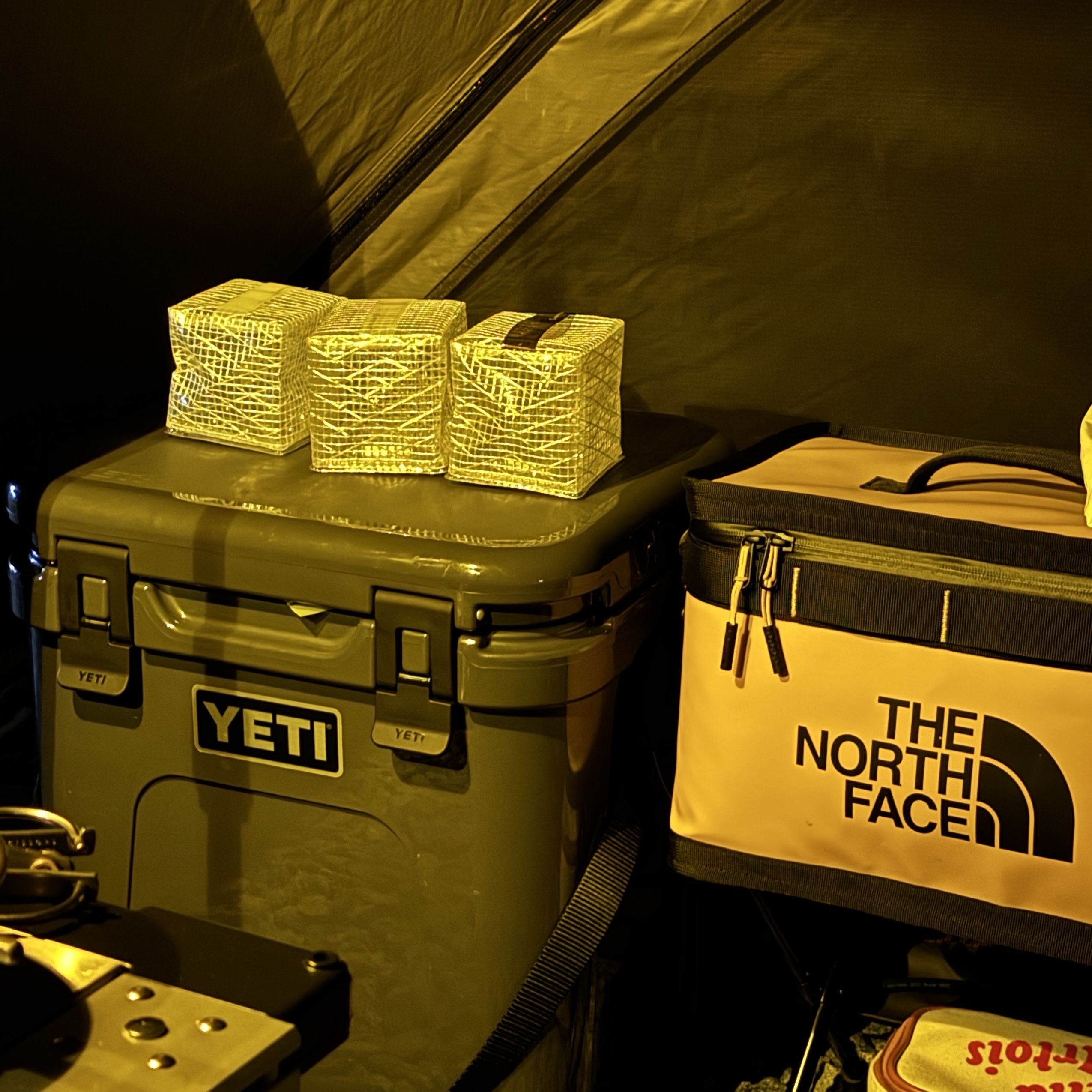 Yeti Roadie 24 Hard Cooler Charcoal 착용 스타일