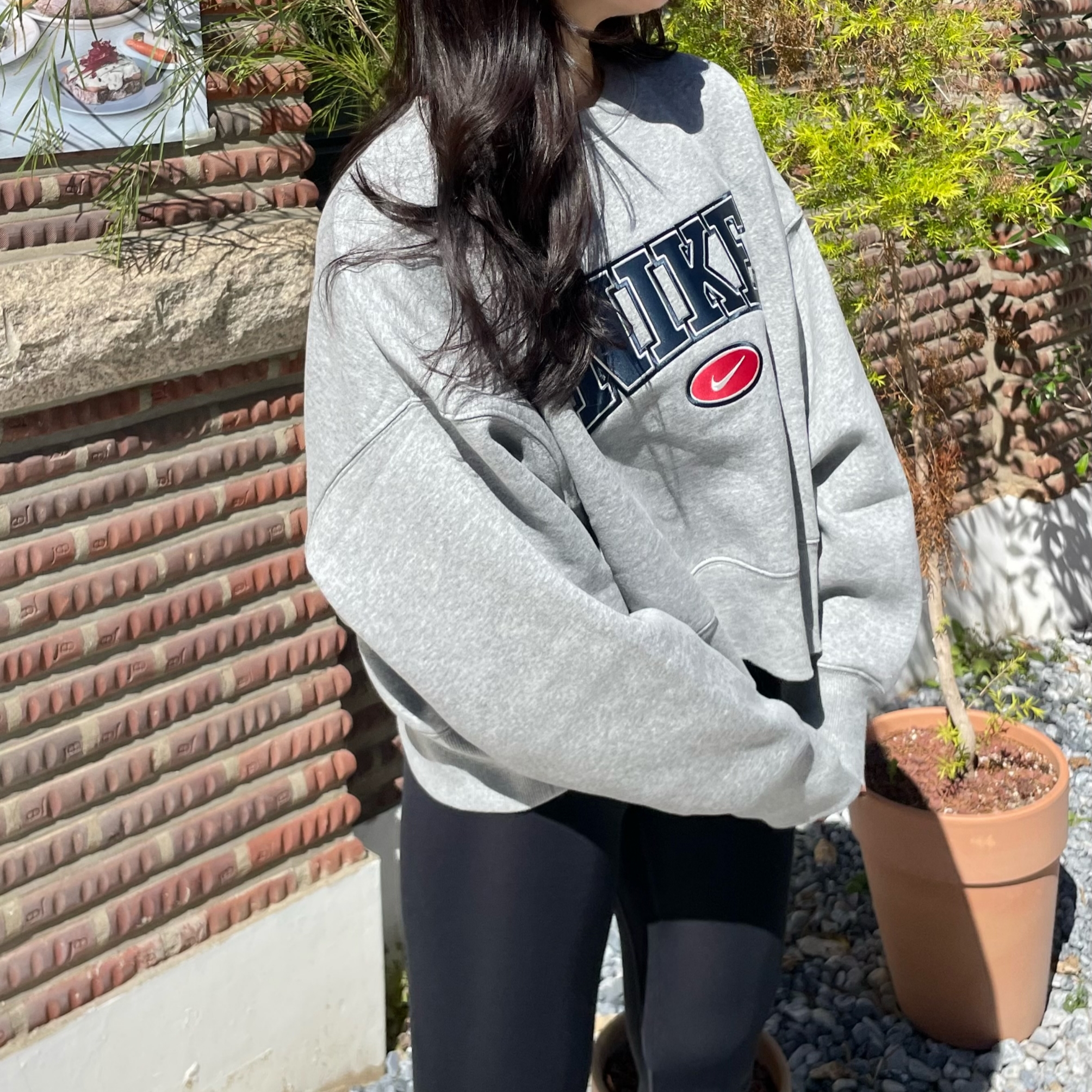 (W) Nike NSW Phoenix Fleece Pullover Hoodie Dark Grey Heather - US/EU 착용 스타일 - 2