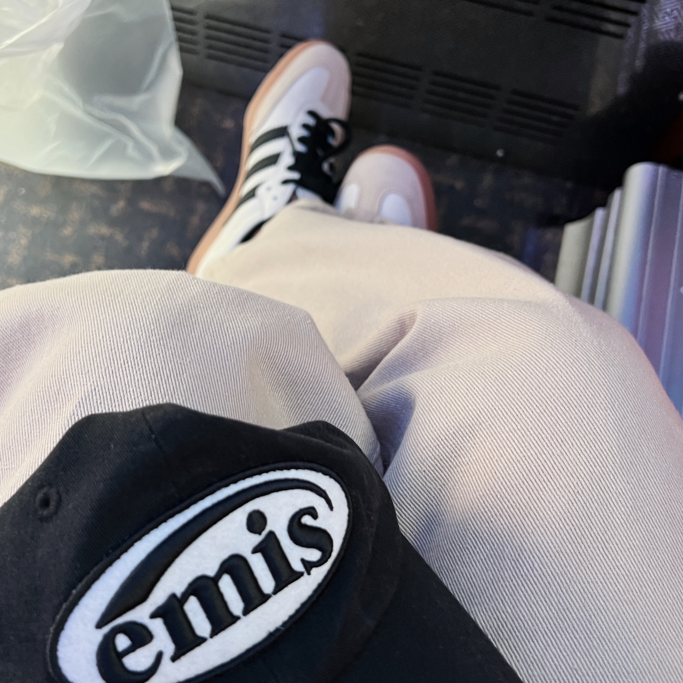 Emis Tone On Tone Wappen Ball Cap Black, (W) Adidas Samba OG Cream White Core Black 착용 스타일