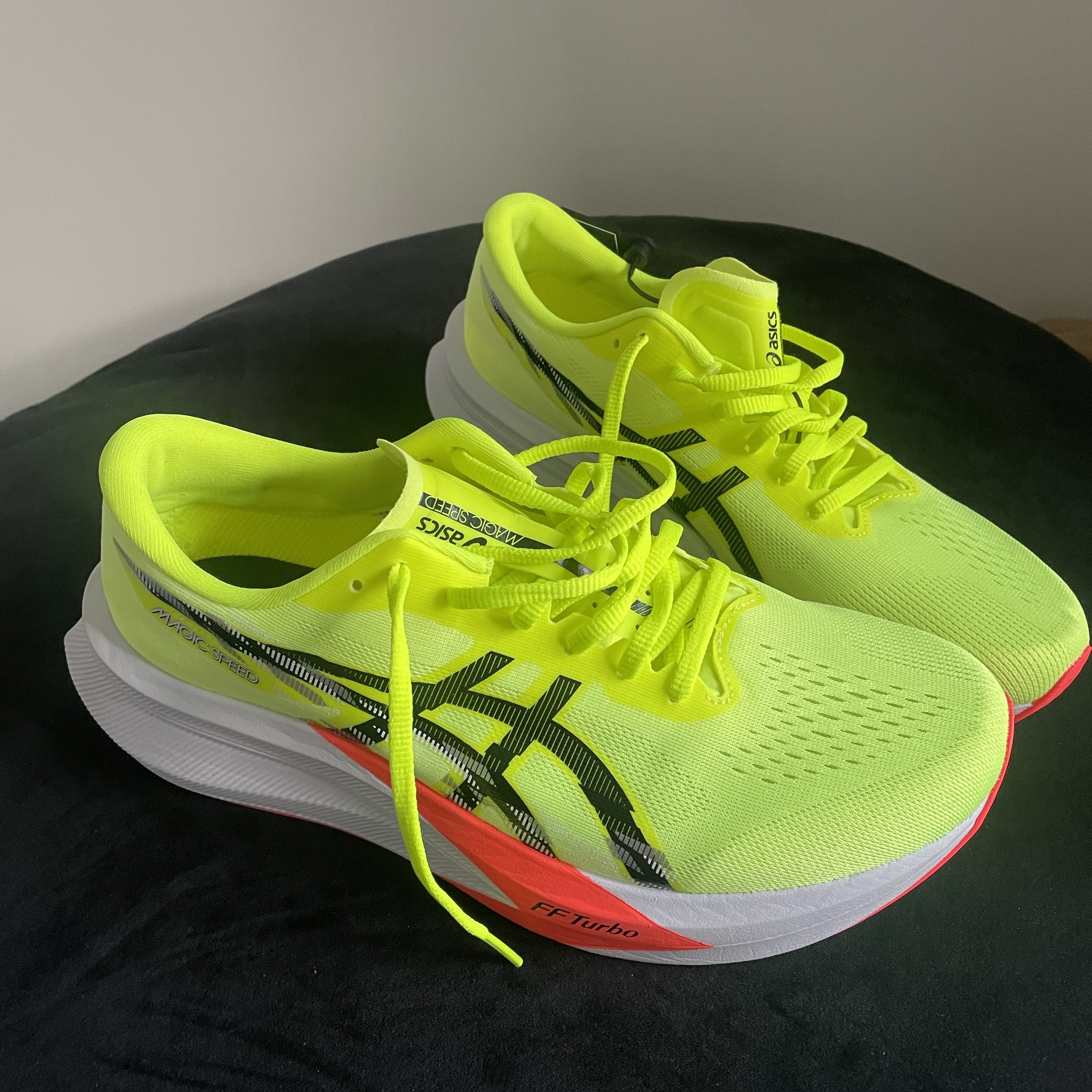 Asics Magic Speed 4 Safety Yellow Black - 2E Wide 착용 스타일