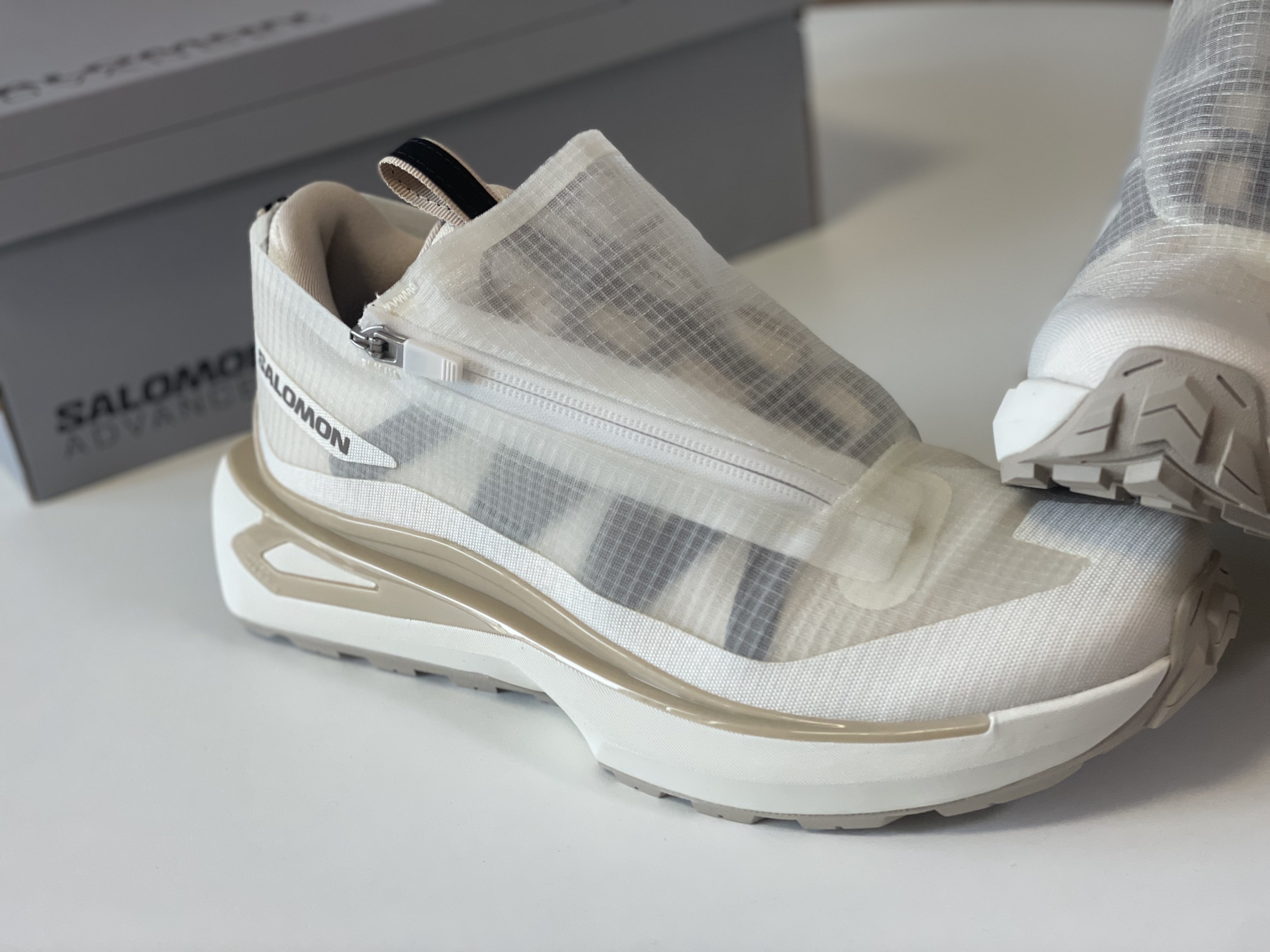 Salomon Odyssey ELMT Advanced Clear Vanilla Ice Bleached Sand, Salomon Odyssey ELMT Advanced Black Pewter 착용 스타일 - 2