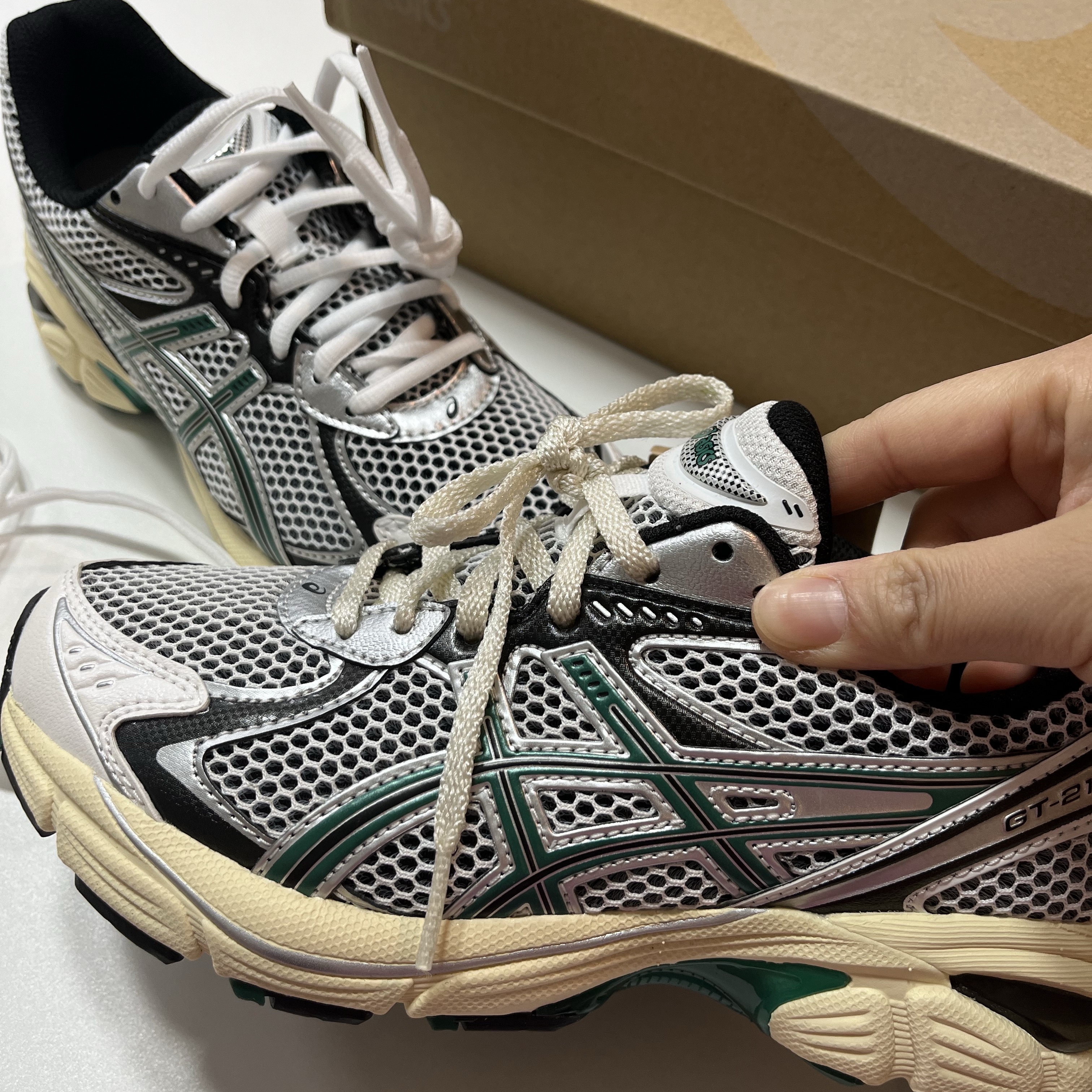Asics GT-2160 White Jasper Green, Adidas Country II SMU Silver Cream 착용 스타일 - 1