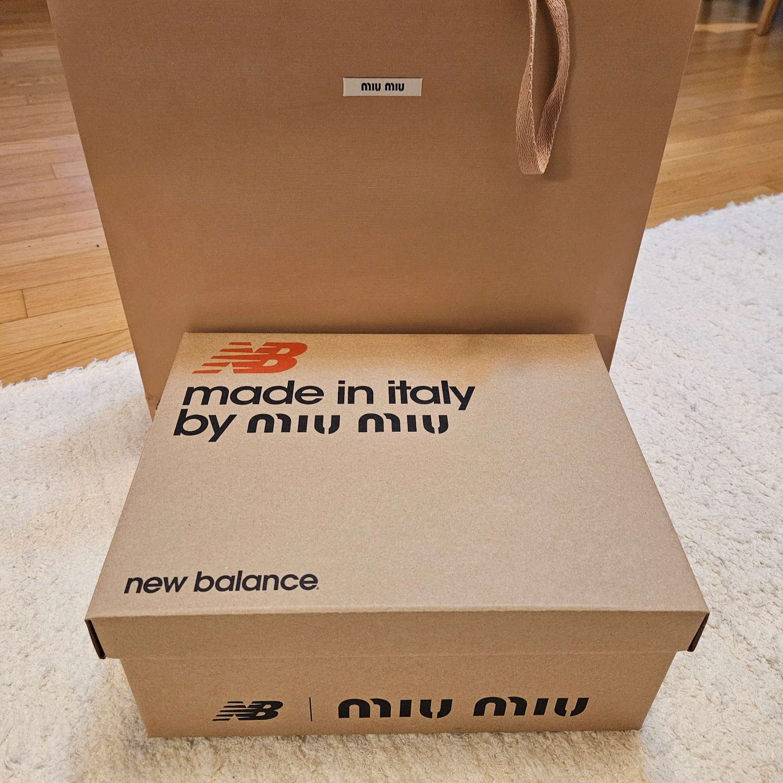 (W) New Balance x Miu Miu 530 SL Leather Sneakers White 착용 스타일 - 2